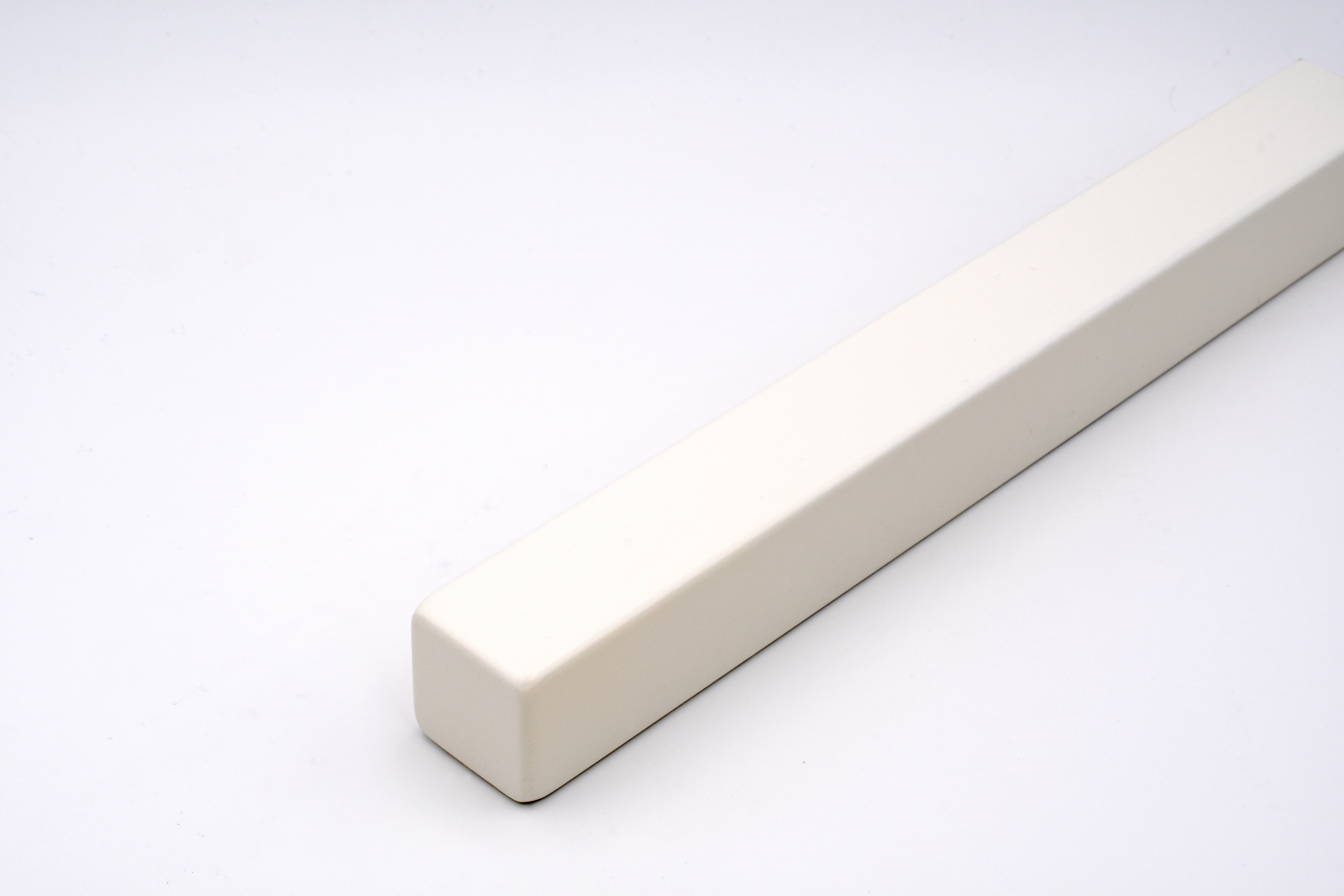 Leuning wit gelakt met vierkant profiel en licht afgeronde randen, diagonaal liggend voor witte achtergrond