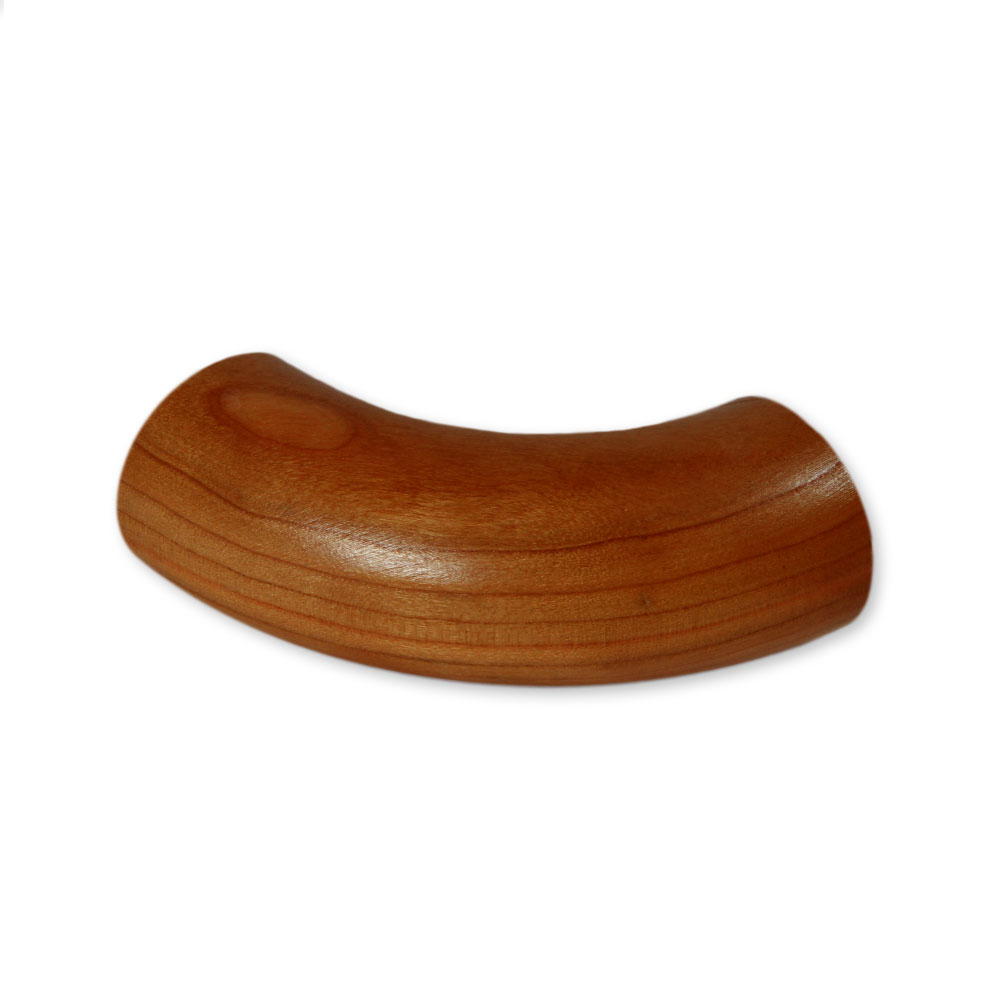 Ronde leuningbocht van iroko, goudbruin hout met subtiele nerf, gebogen verbindingsstuk voor houten leuning