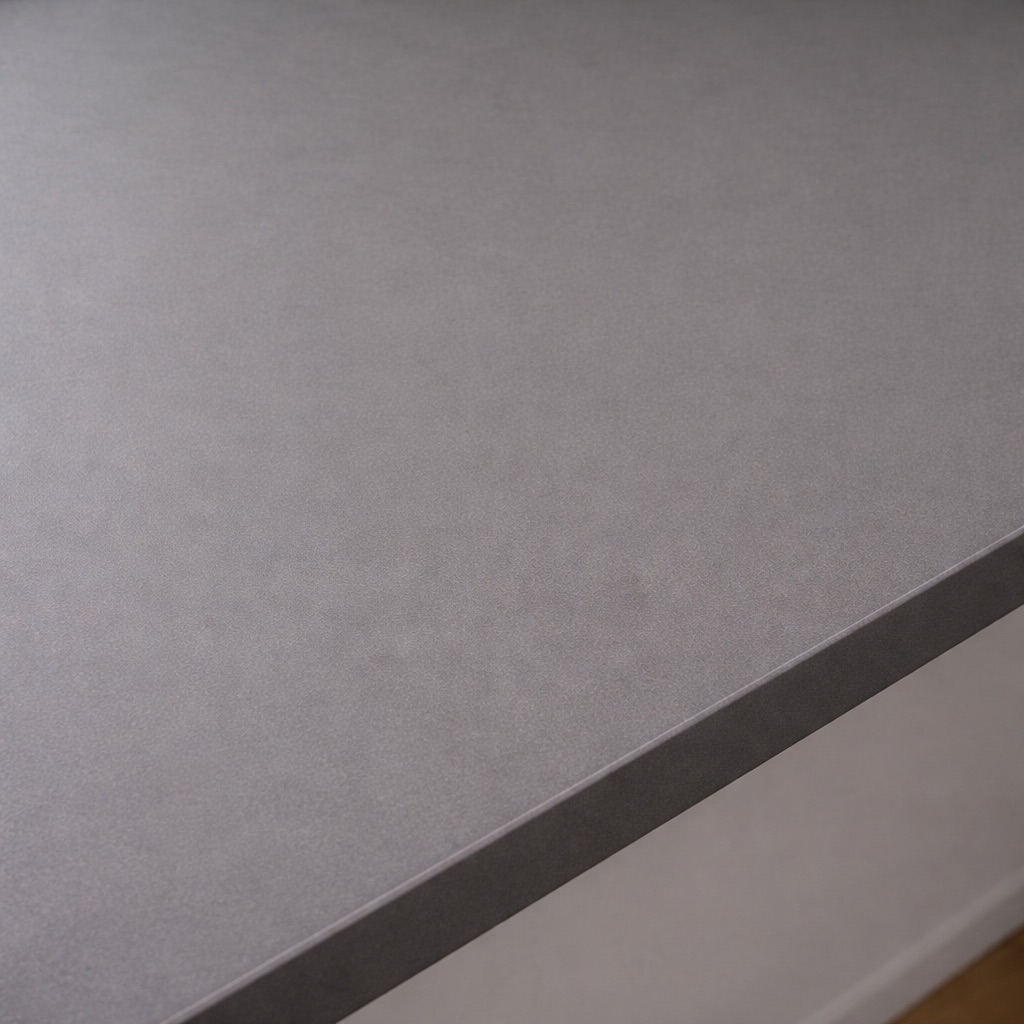 Melamine vensterbank met steenlook (leisteen), donkergrijs, close-up van het fijn gestructureerde oppervlak