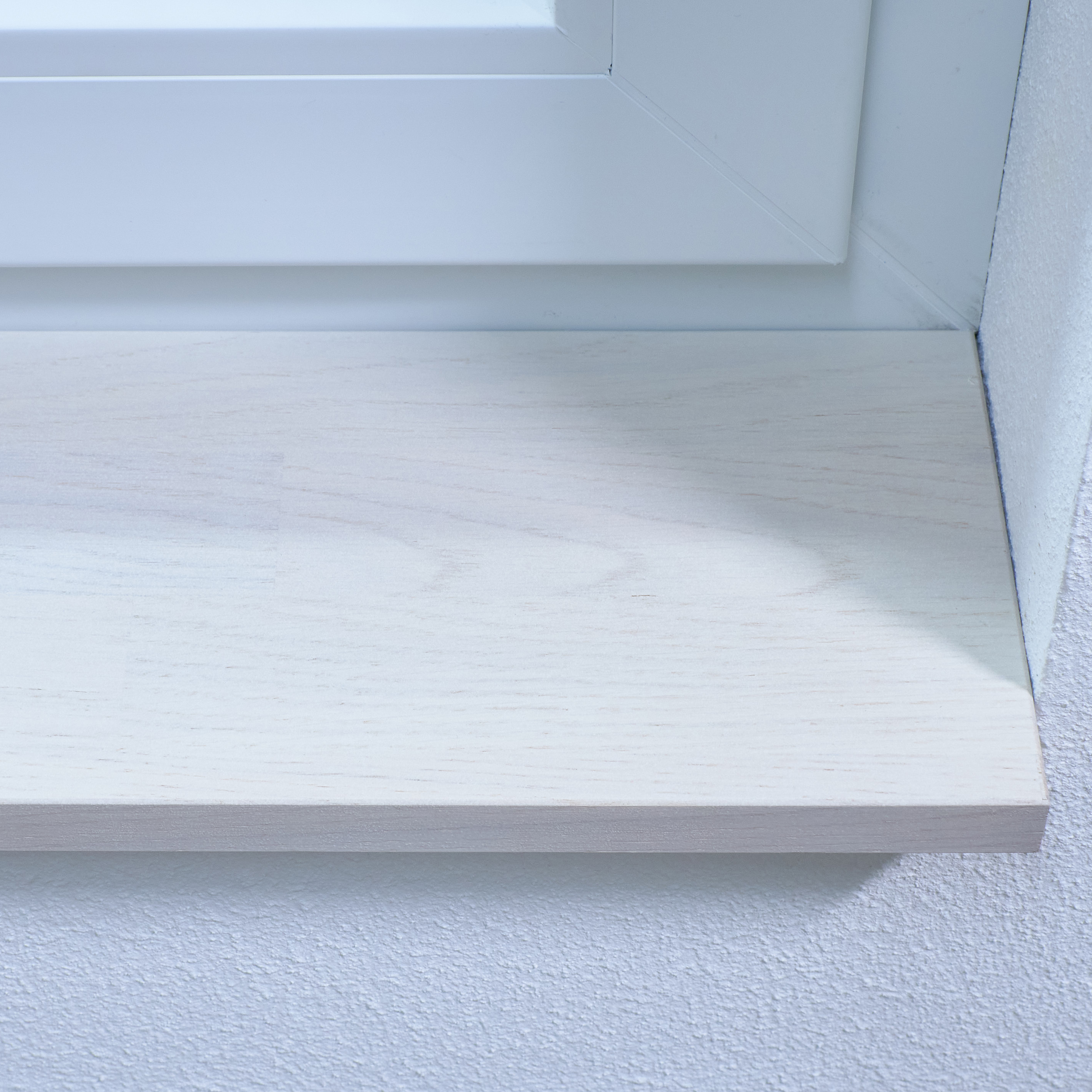 Vensterbank van eikenhout, wit gebeitst, vingergelast, close-up van de voorkant met doorschemerende nerf