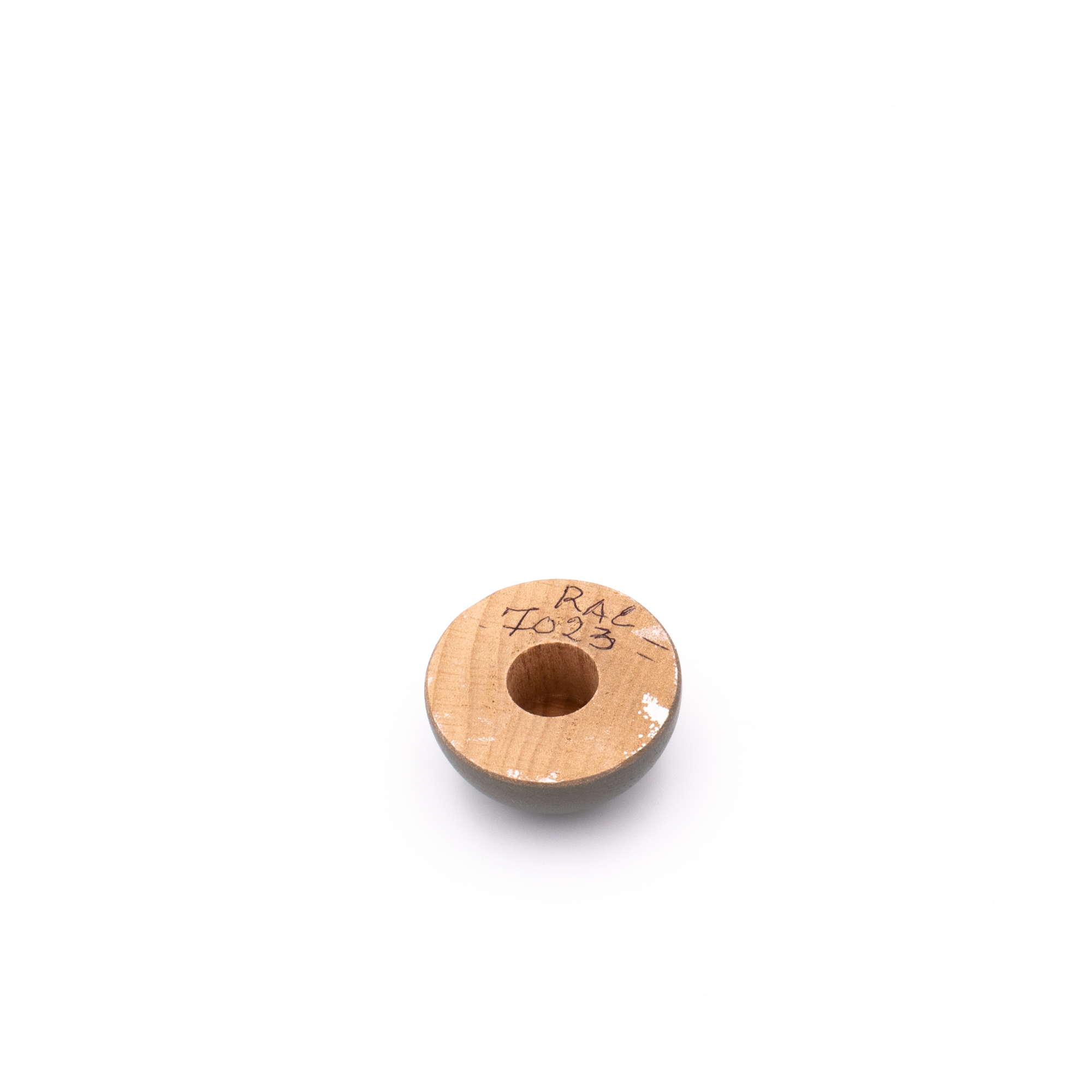 Eindkap van beukenhout, grijs gelakt RAL 7023, achterkant met boring voor houten leuning Ø 40 tot 50 mm, vrijstaand