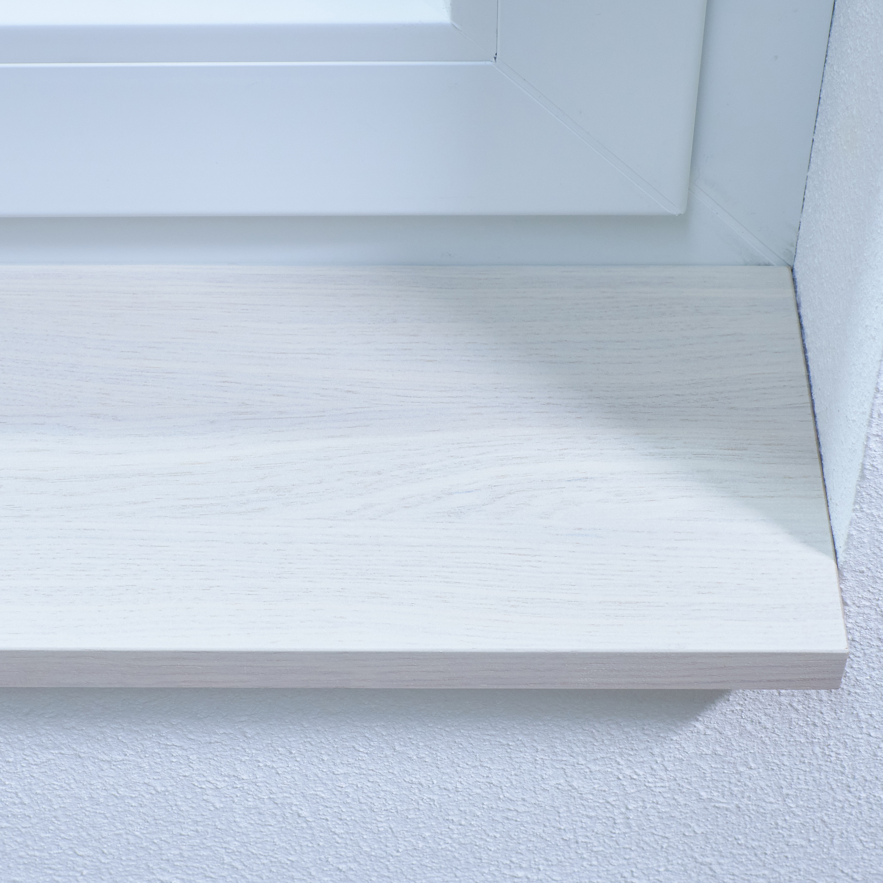 Vensterbank van eikenhout, wit gebeitst, close-up van de voorkant met doorschemerende eikennerf