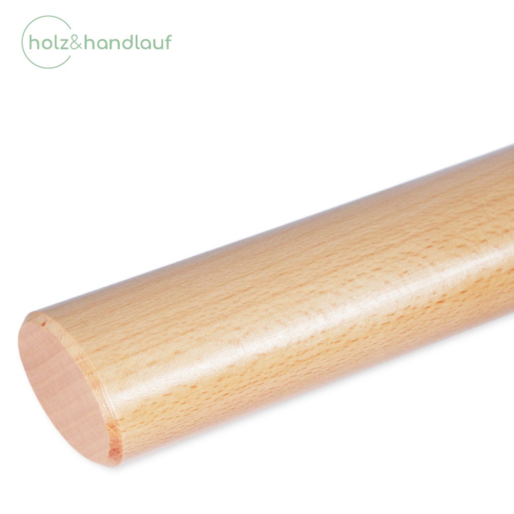 Ovale leuning van beukenhout, naturel, recht afgezaagd einde, diagonale close-up met zichtbare beukennerf, witte achtergrond