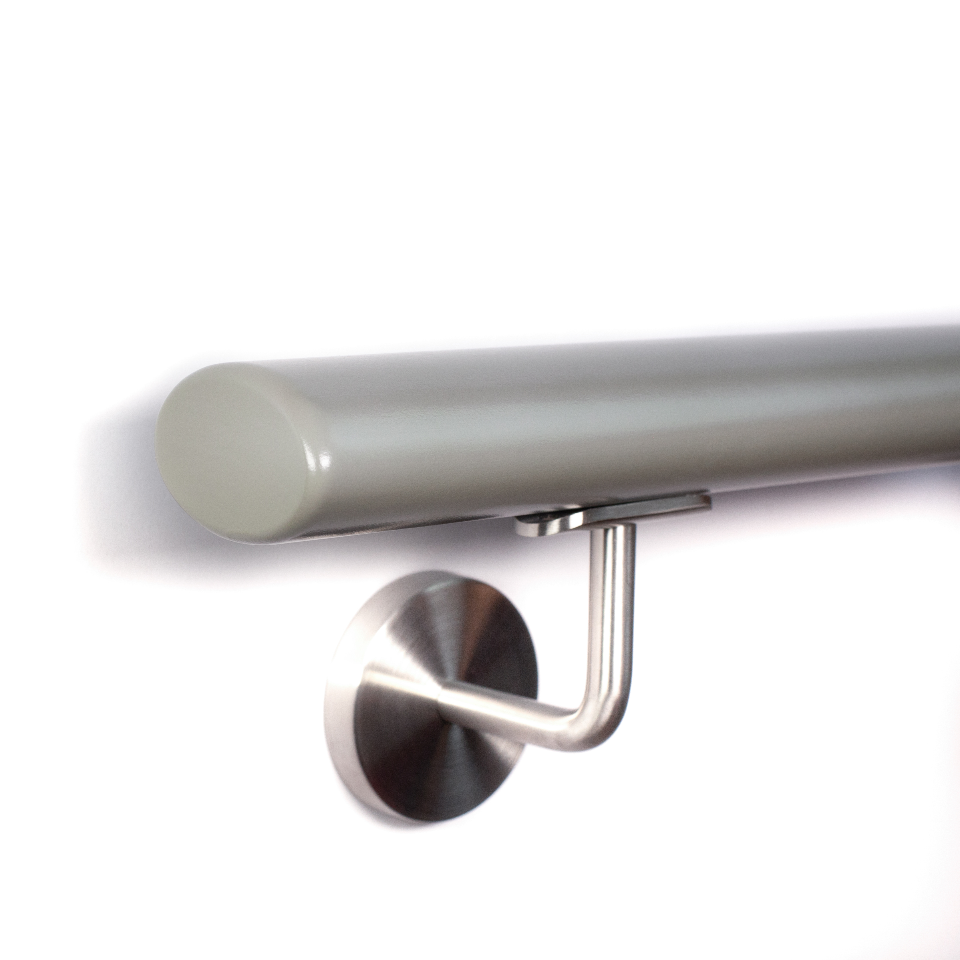 Ovale leuning van beukenhout, grijs gelakt, einde met radius afgerond, roestvrijstalen leuninghouder, wandmontage, close-up