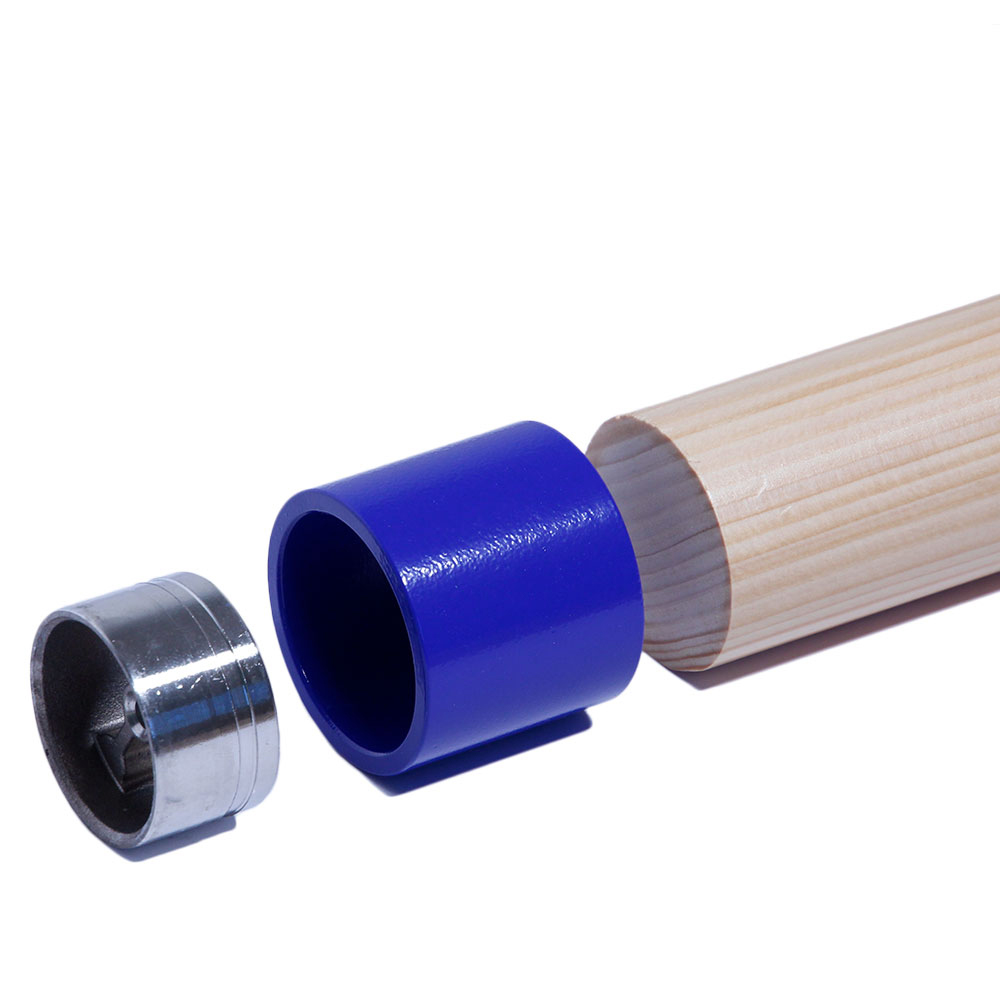 Sjabloon voor het centrisch monteren van roestvrijstalen adapters, blauwe huls op ronde houten leuning met adapter ernaast