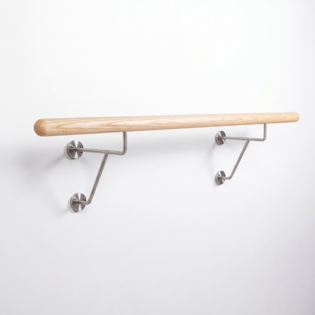Balletstang van essen, rond, met twee roestvrijstalen dubbele wandbeugels, licht hout met nerf, vrijstaand