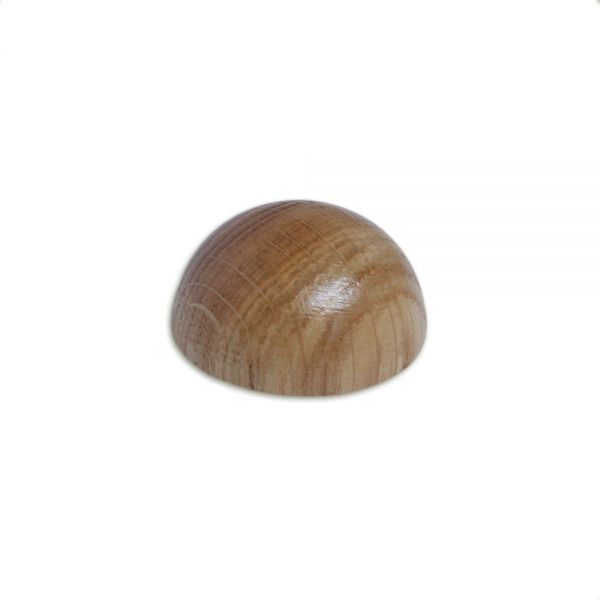 Halfronde eindkap van eikenhout voor houten leuning, houten halve bol met duidelijke eikennerf, vrijstaand op wit