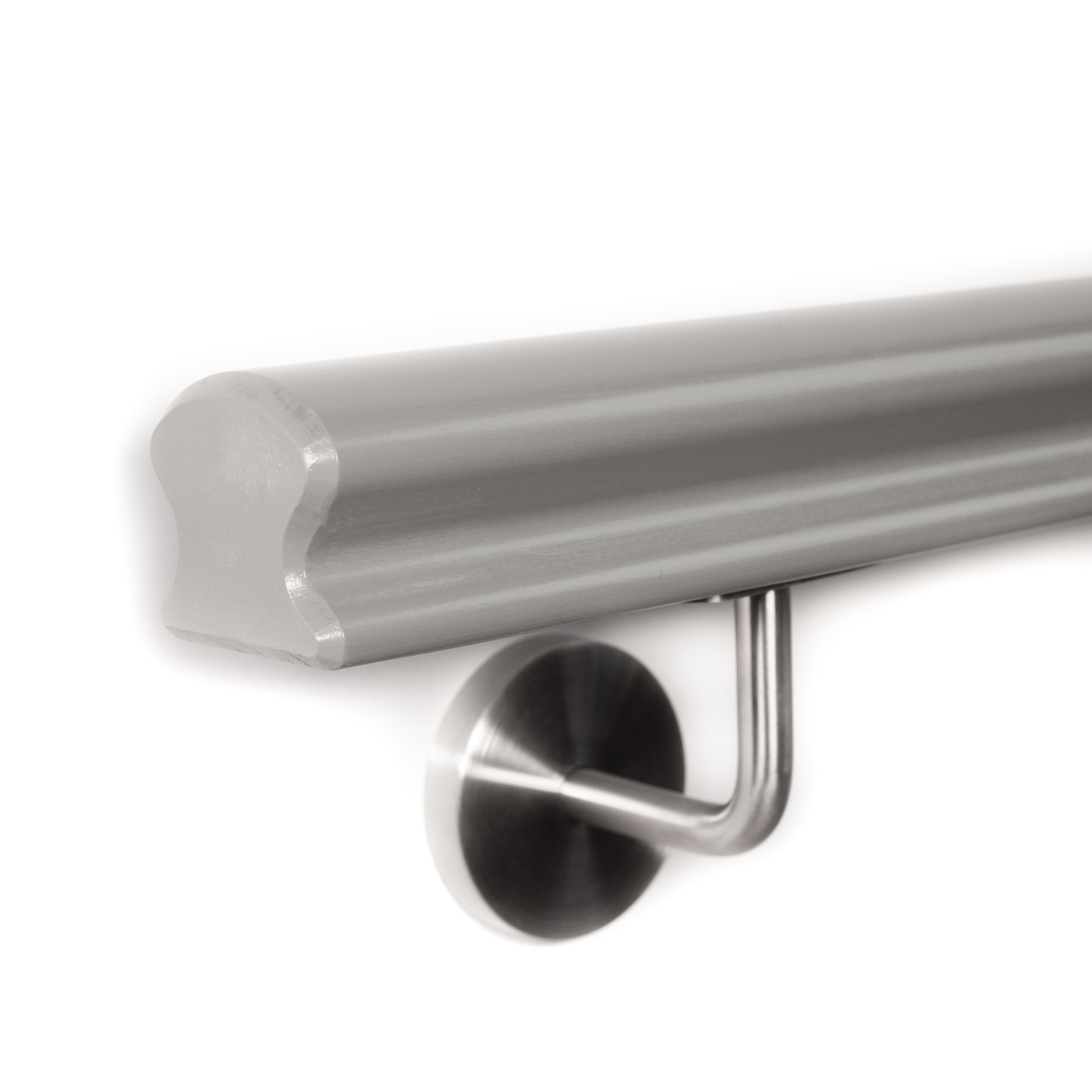 Grijze Omega-leuning van beukenhout, uiteinde met afschuining 3 mm, roestvrijstalen leuninghouder aan witte wand, close-up