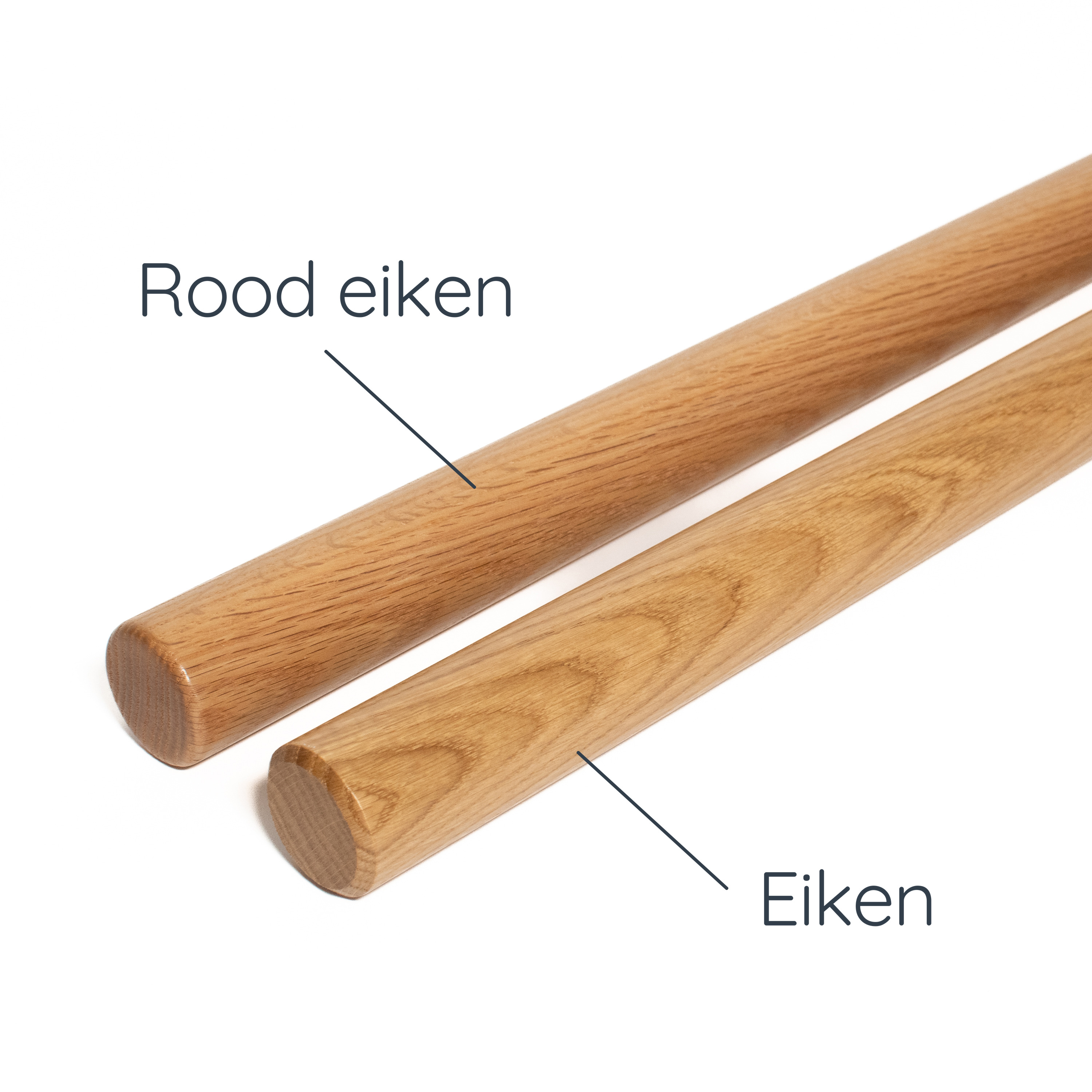 Ronde leuningen van rood eiken en eiken naast elkaar ter vergelijking van kleur en houtnerf