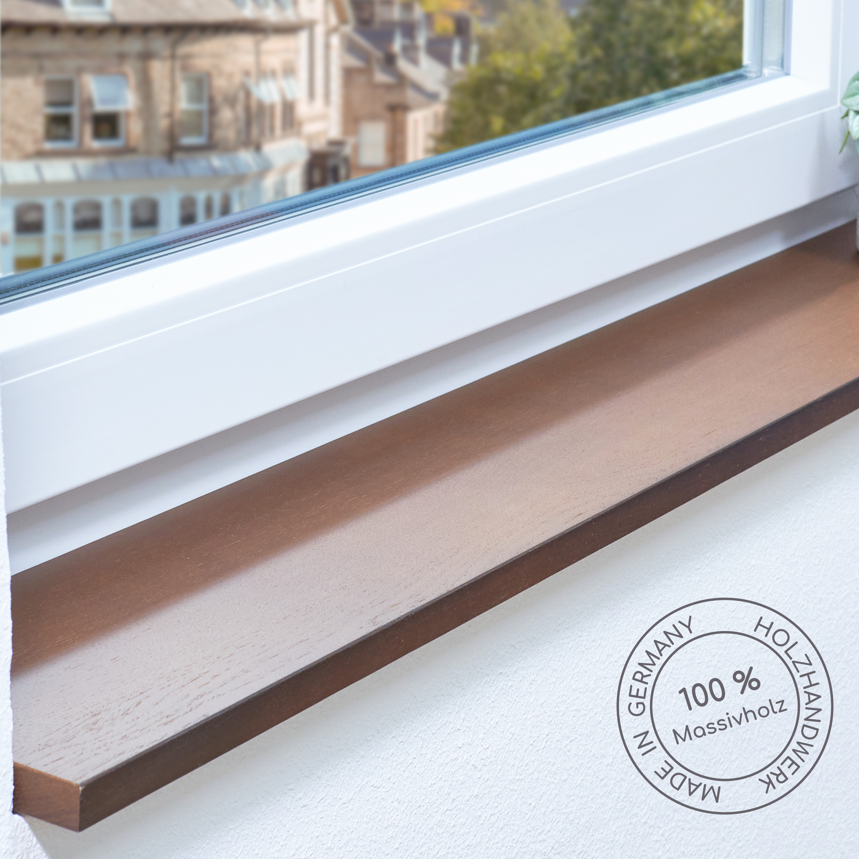 Vensterbank van massief hout, bruin, bij het raam met keurmerk Made in Germany 100 % Massivholz Holzhandwerk, stadszicht
