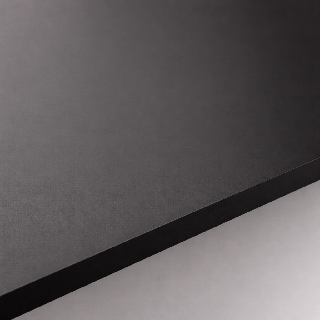 Zwarte melamine vensterbank, close-up van het matte, licht gestructureerde oppervlak met de voorkant