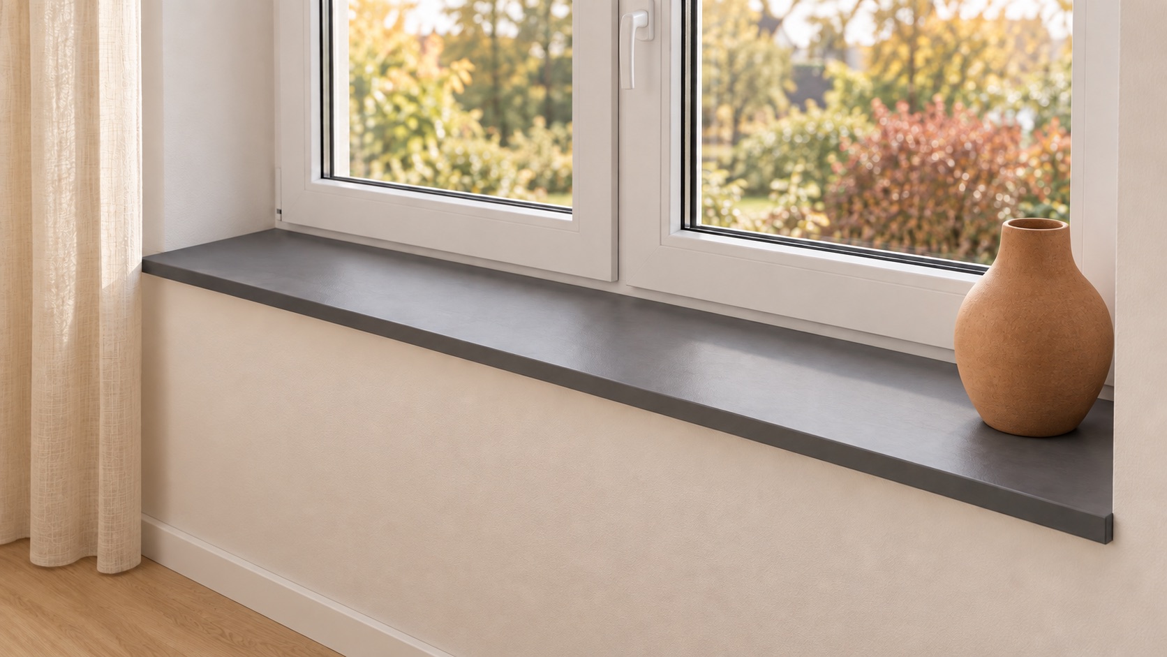 Vensterbank met donkere steenlook, antraciet, melamine, onder wit raam met terracotta vaas en gordijn