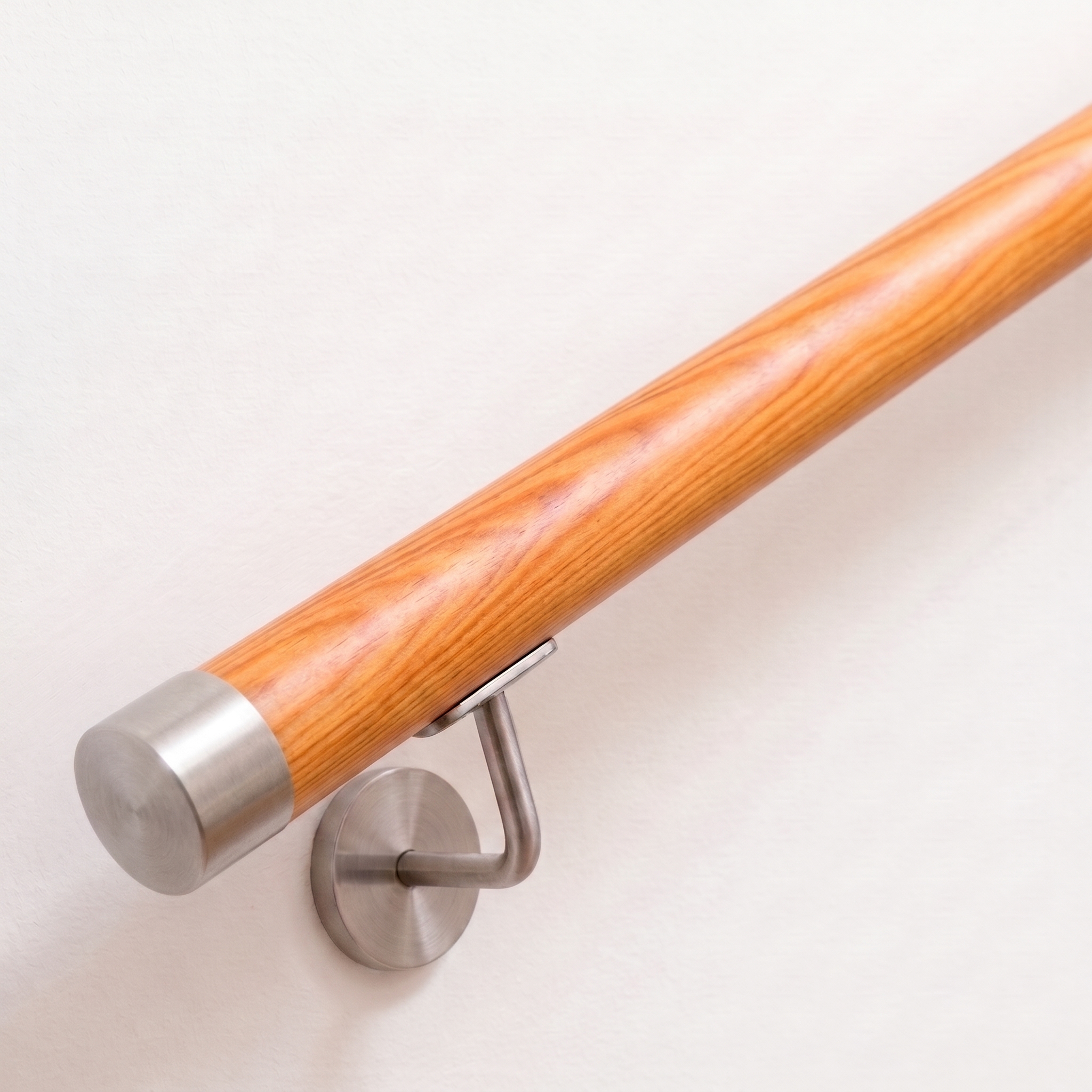 Ronde leuning van lariks met roestvrijstalen onderdelen, Ø 42 mm | trap, balustrade, wand | op maat