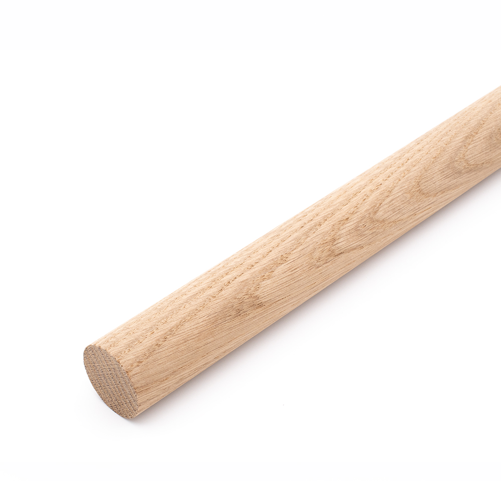 Ronde staaf van eikenhout, rondhout met krachtige eikennerf, schuin aanzicht met kopse kant voor witte achtergrond