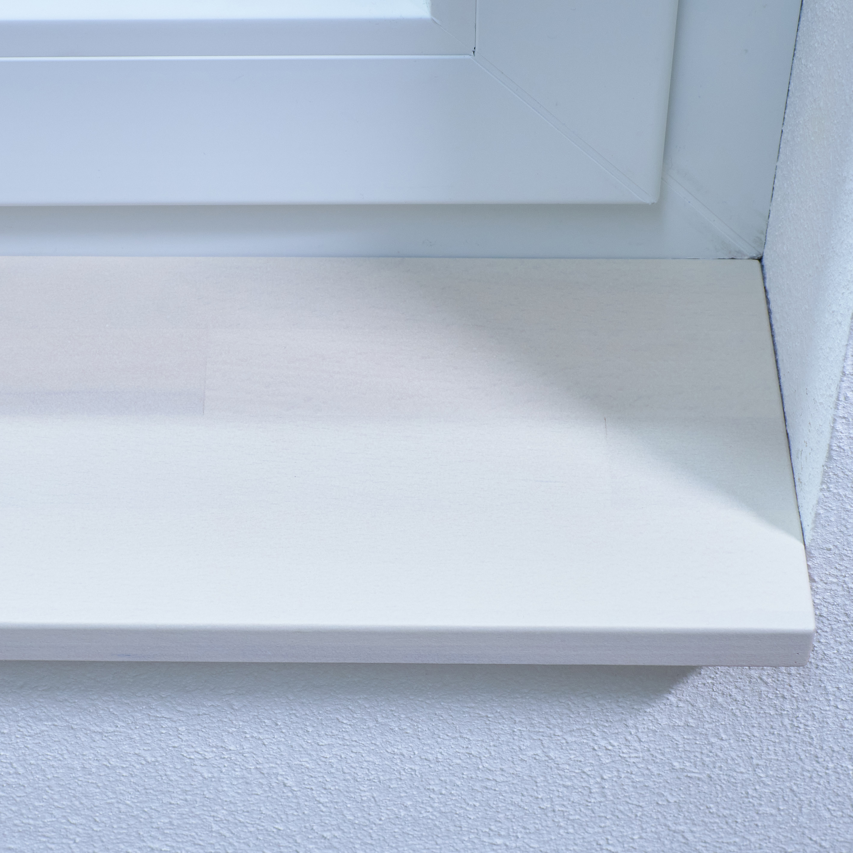 Vensterbank van beukenhout, wit gebeitst, vingergelast, close-up van de voorkant met doorschemerende houtnerf