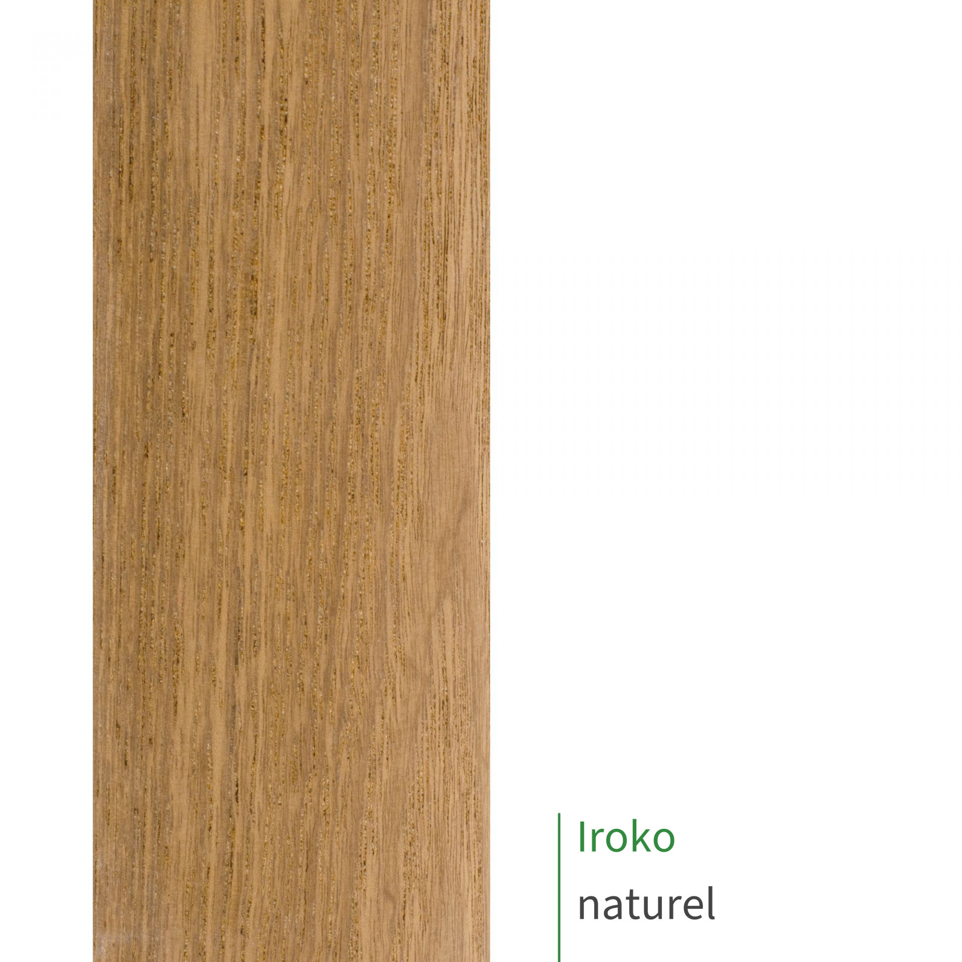 Iroko, naturel: close-up van het oppervlak van een houten leuning met zichtbare houtnerf als kleurstaal