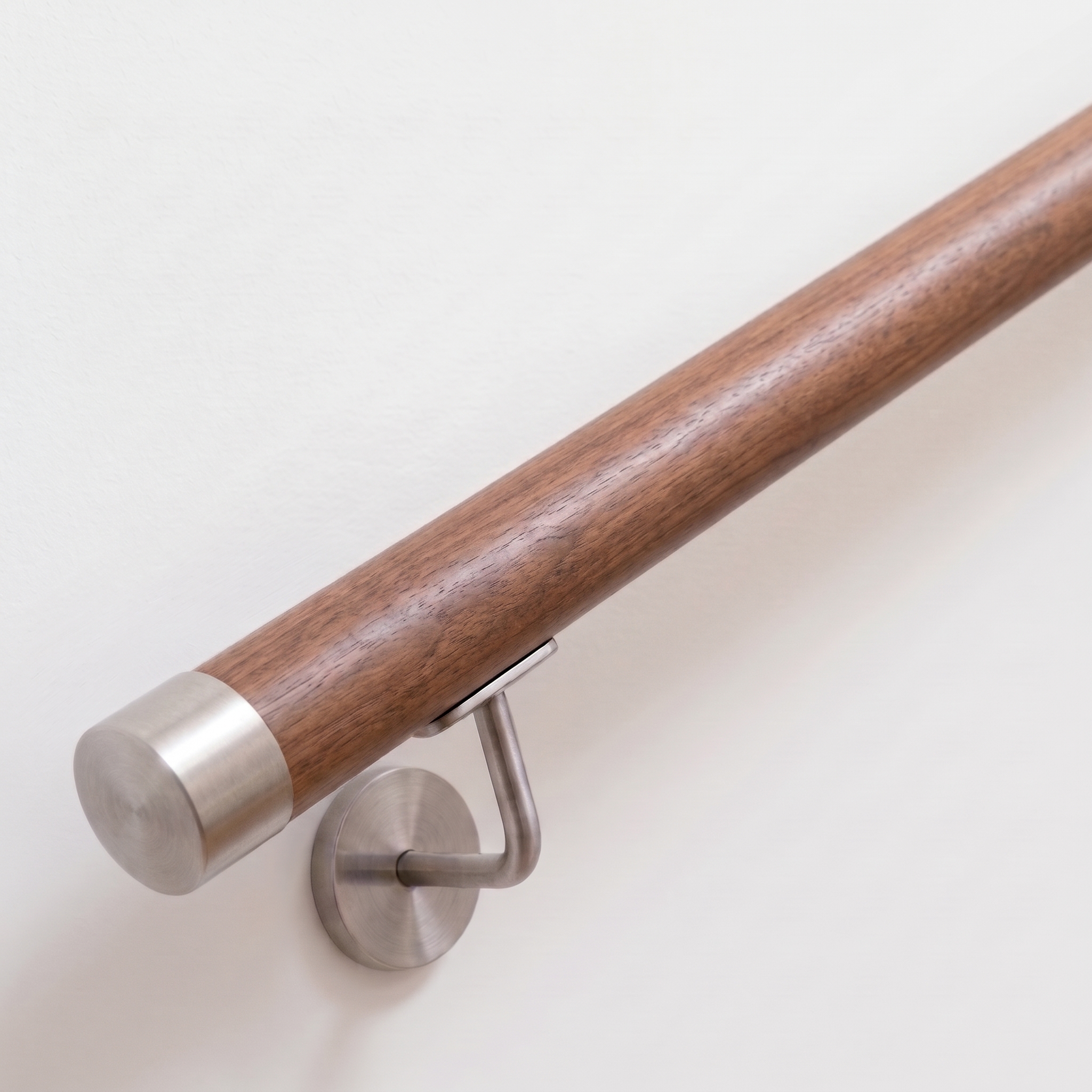 Ronde leuning van notenhout met roestvrijstalen onderdelen, Ø 42 mm | trap, balustrade, wand | op maat