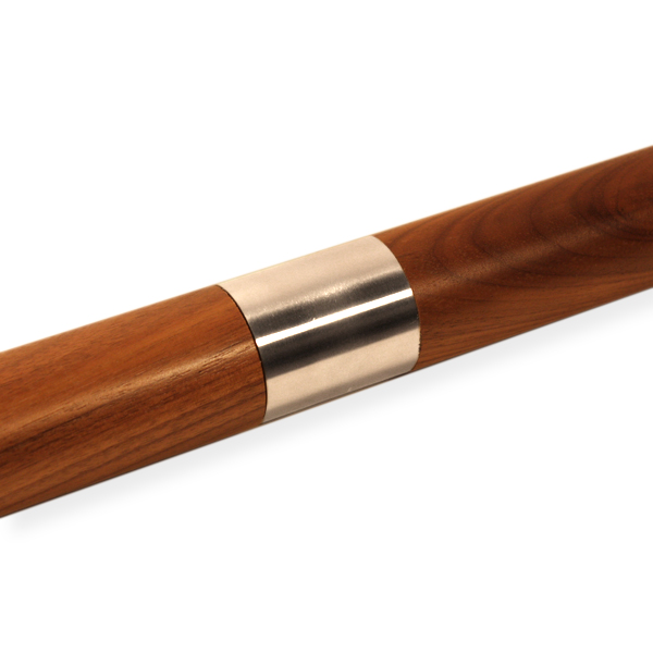 Recht verbindingsstuk voor houten leuning Ø 42 mm, metalen huls verbindt twee ronde houten leuningen, diagonale close-up