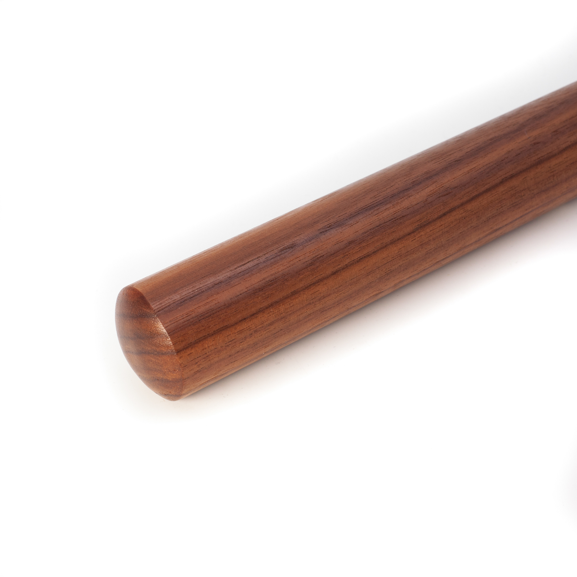 Ronde leuning van notenhout, close-up van het leuninguiteinde met lens als afsluiting, roodbruin hout voor witte achtergrond