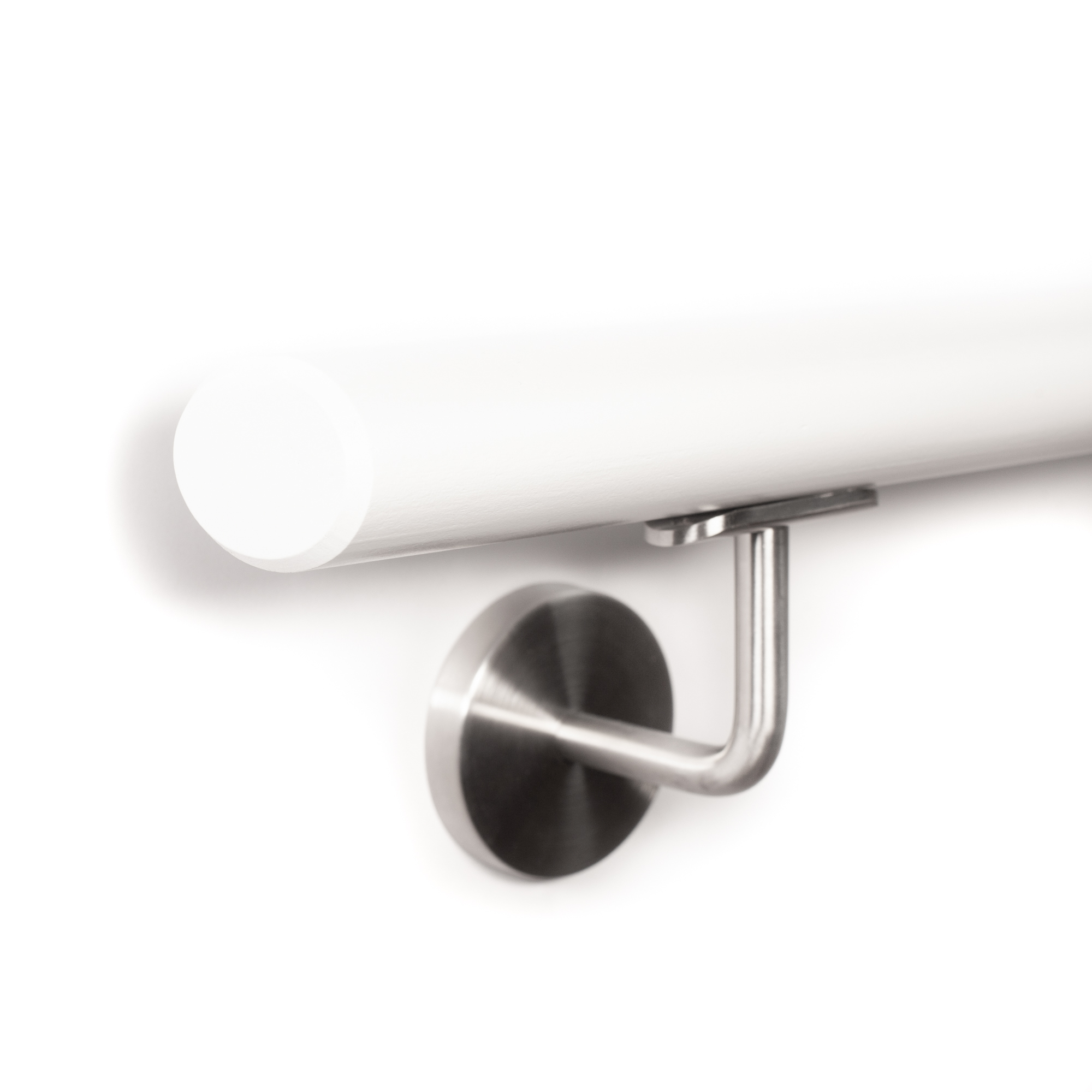 Ovale leuning van beukenhout, wit gelakt, einde met afschuining 3 mm, roestvrijstalen leuninghouder, wandmontage, close-up