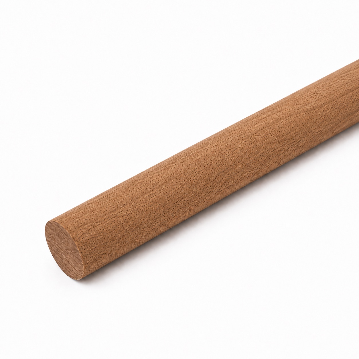 Ronde staaf van mahoniehout, roodbruin massief hout als staaf van 1 m, enkele staaf diagonaal voor witte achtergrond