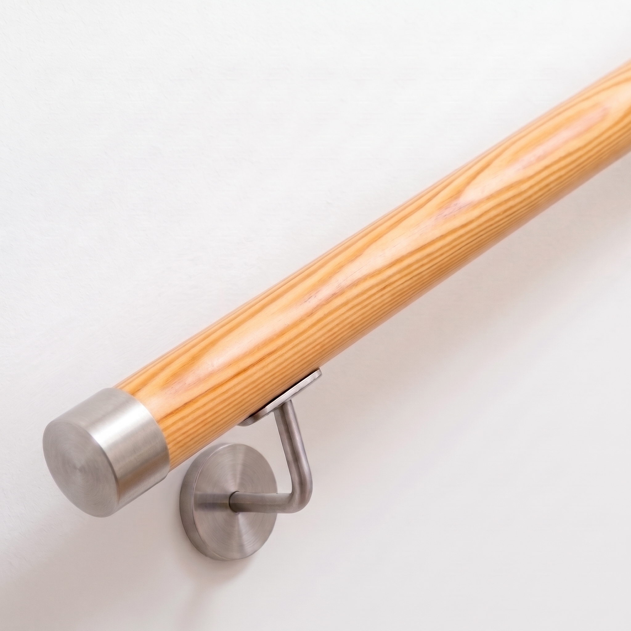 Ronde leuning van grenenhout met roestvrijstalen onderdelen, Ø 42 mm | trap, balustrade, wand | op maat
