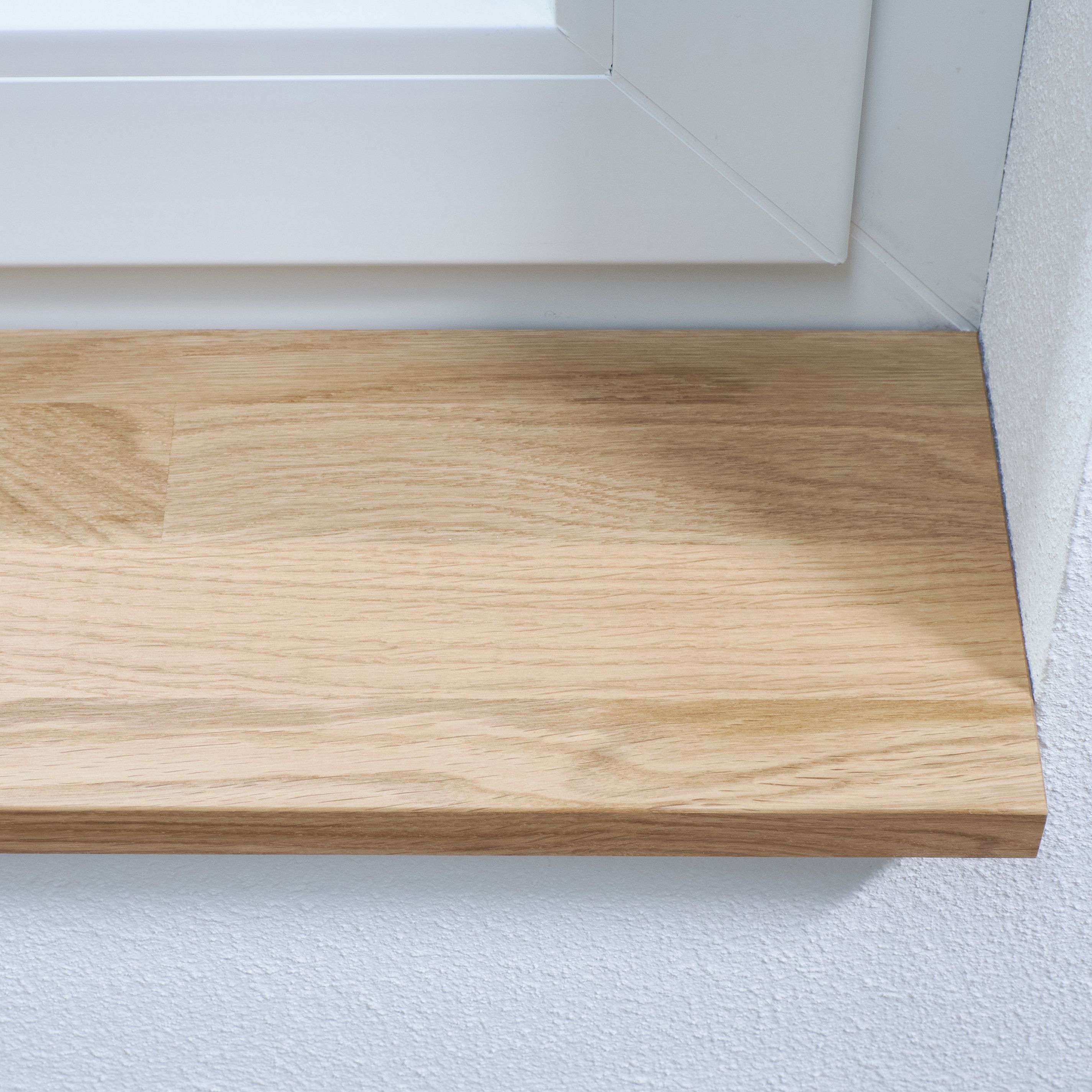 Vensterbank van eikenhout, naturel, vingergelast, close-up van de voorkant met zichtbare lamelnaden