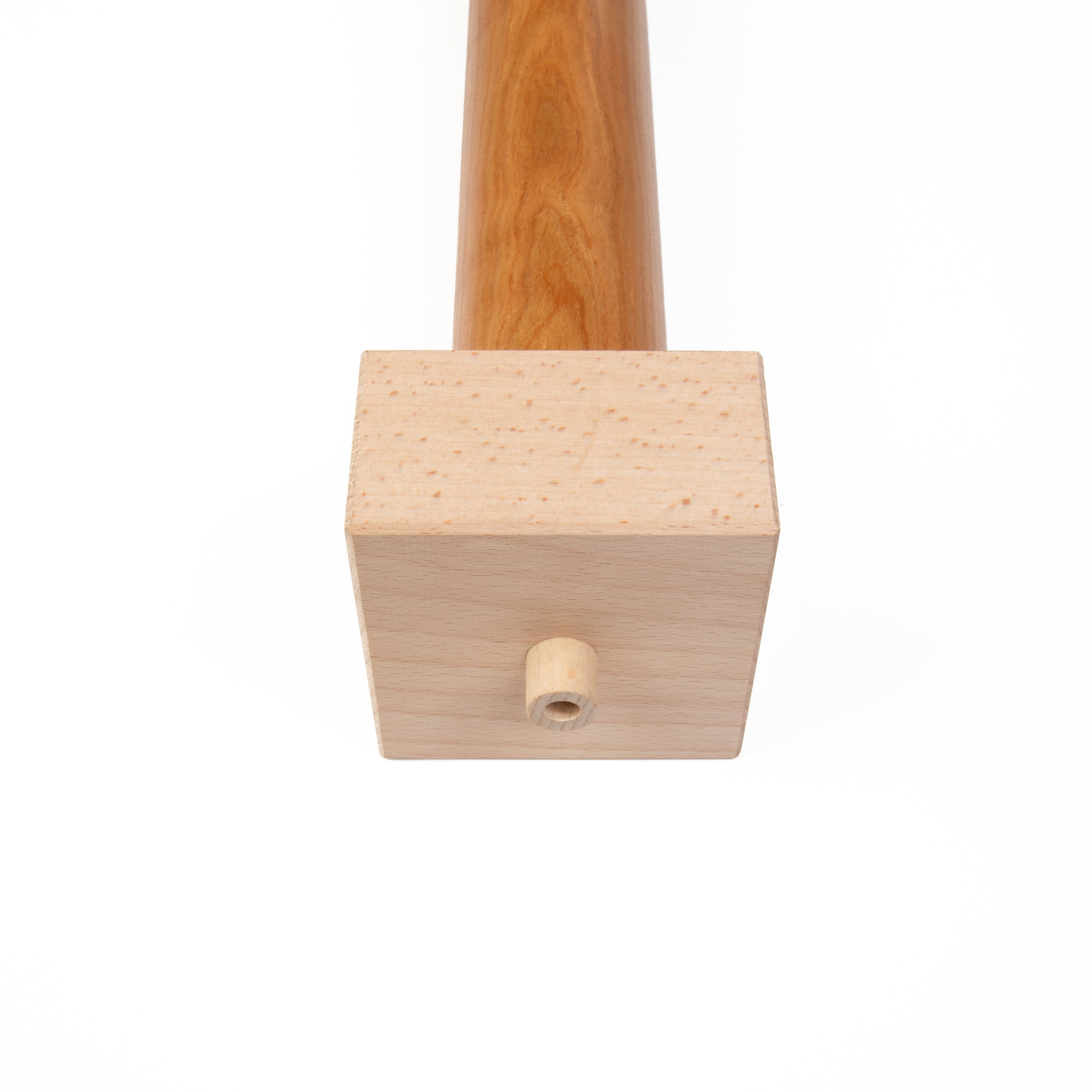 Boorsjabloon voor pluggaten op het einde van een ronde houten leuning, houten deuvel steekt in het boorgat
