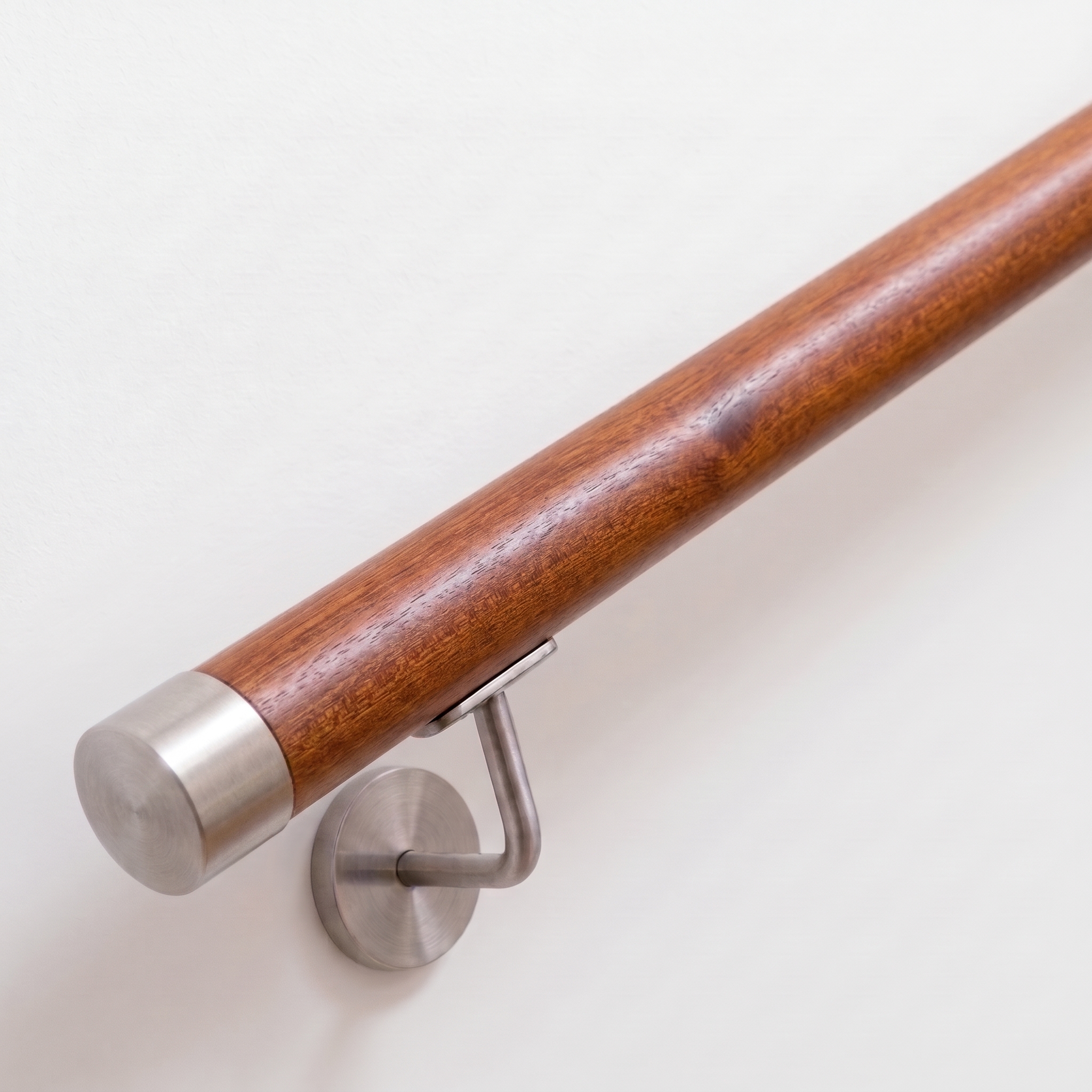 Ronde leuning van mahoniehout met roestvrijstalen onderdelen, Ø 42 mm | trap, balustrade, wand | op maat