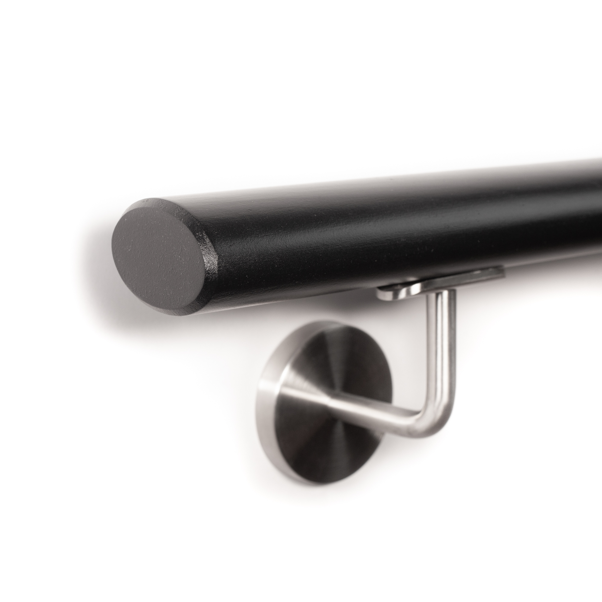 Ovale leuning van beukenhout, zwart gelakt, einde met afschuining 3 mm, roestvrijstalen leuninghouder, wandmontage, close-up