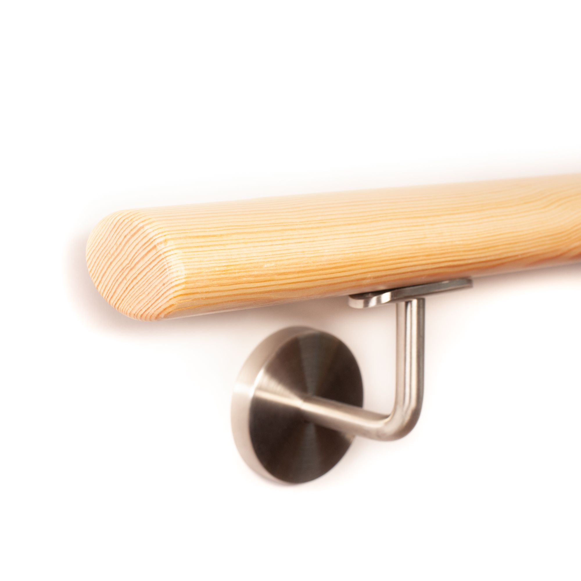 Ovale leuning van grenenhout met afgeronde afsluiting (radius) en roestvrijstalen wandhouder, close-up voor witte achtergrond