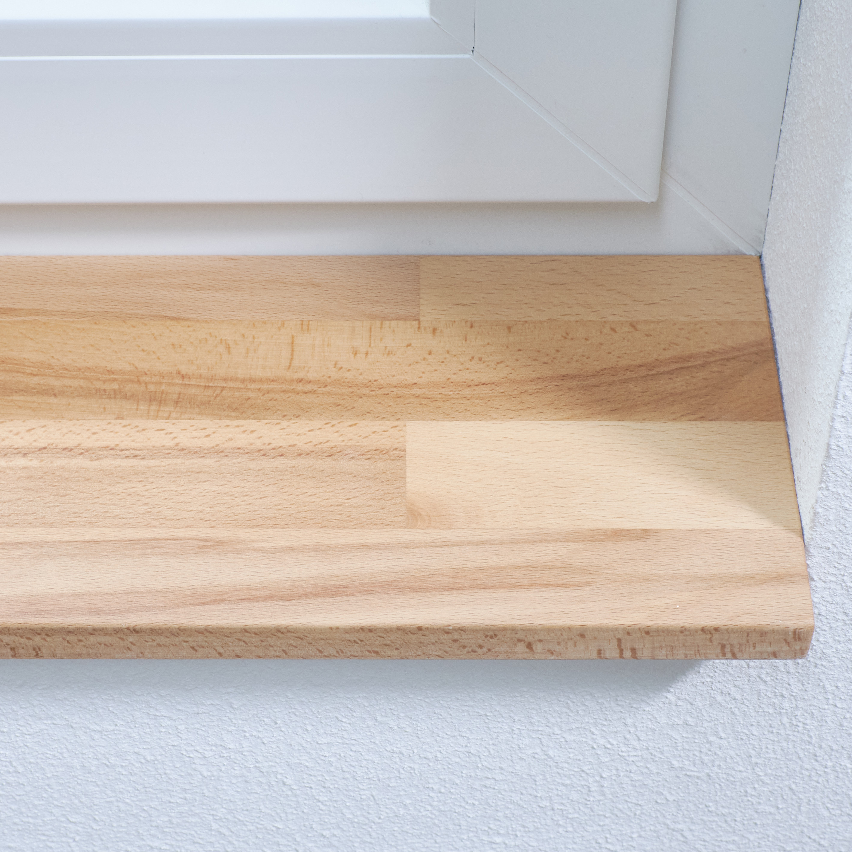 Vensterbank van kernbeukenhout, naturel, vingergelast, close-up van de voorkant met lamellen en roodachtig kernhout