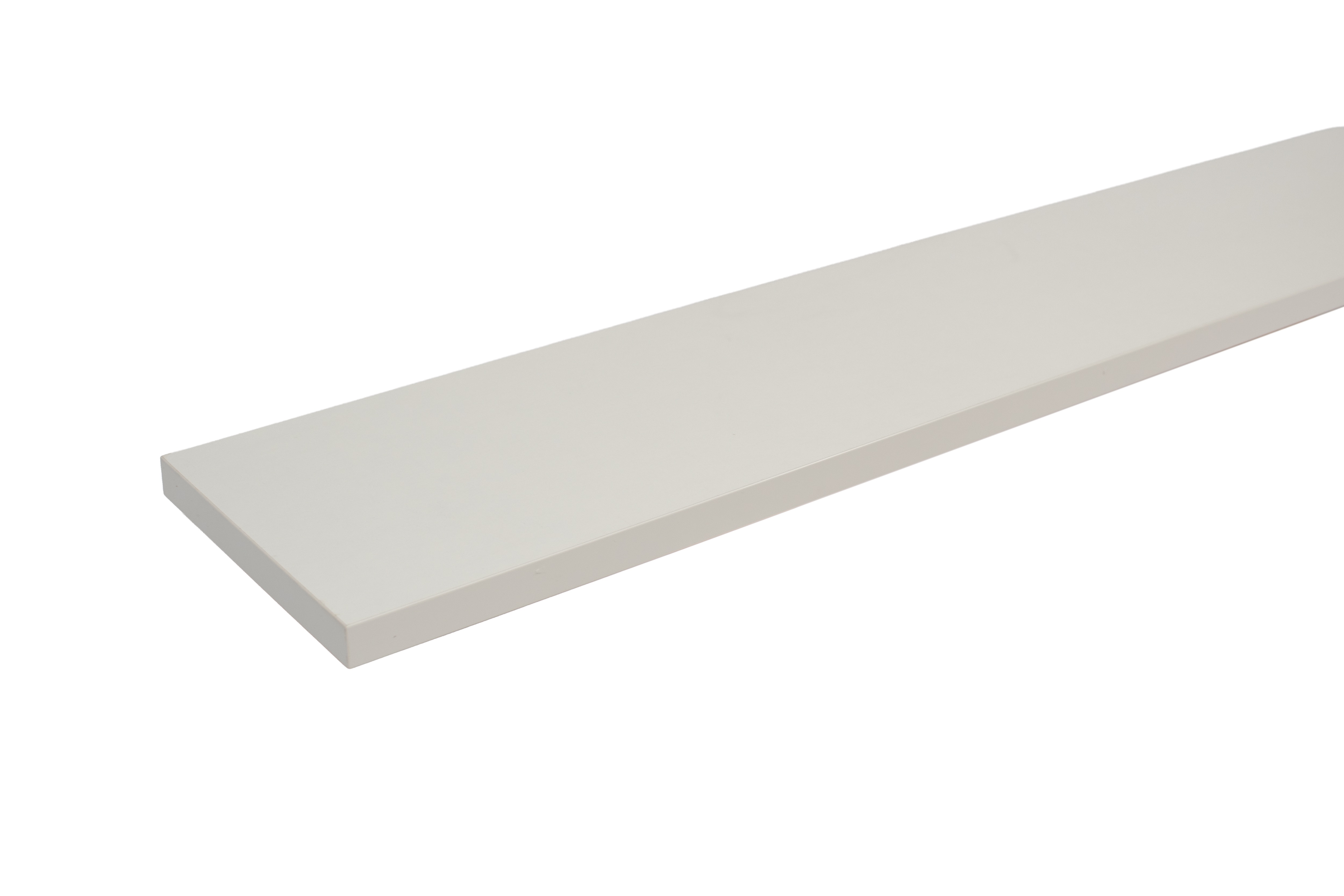 Witte melamine vensterbank, lange plaat met rechte rand, vrijstaand schuin van voren voor witte achtergrond