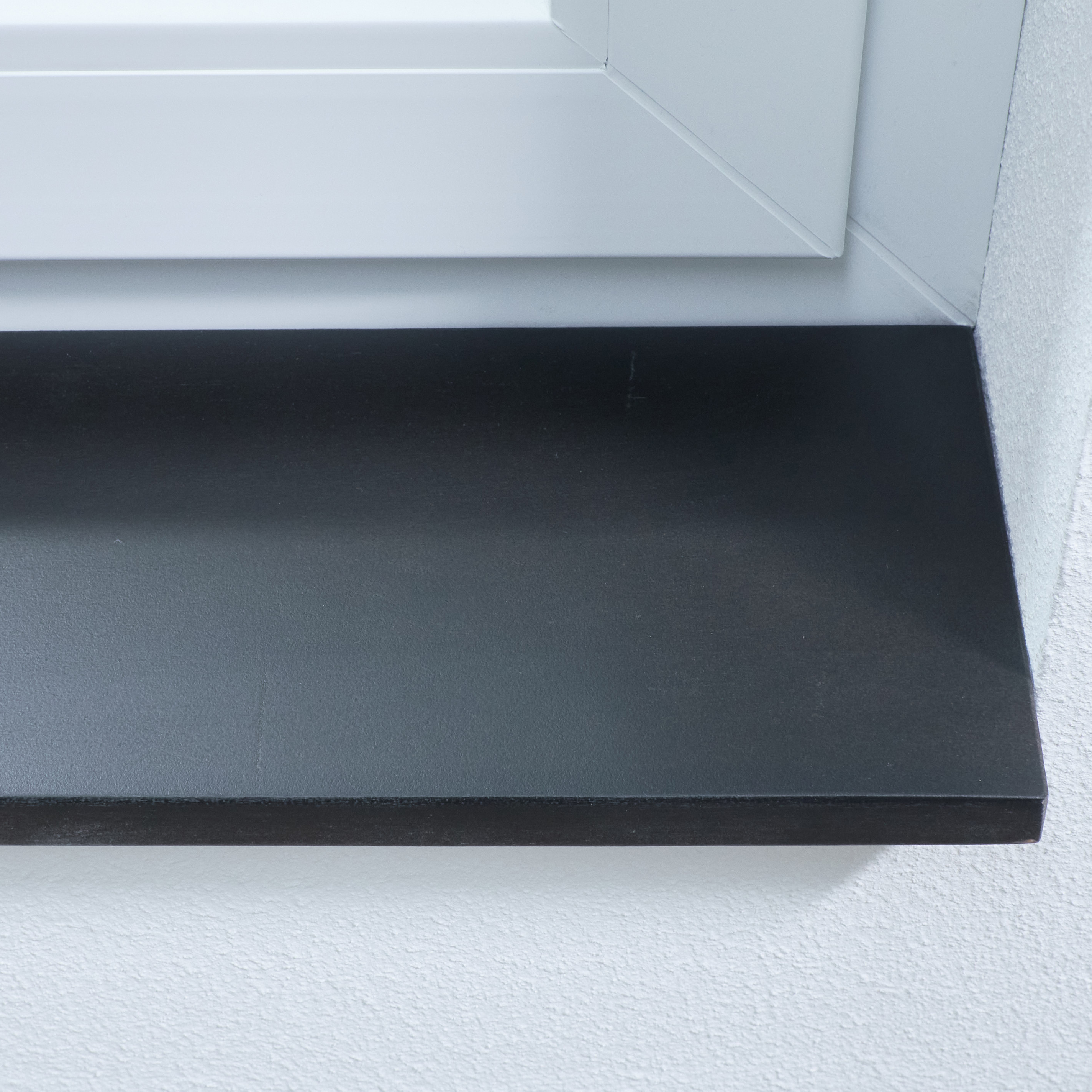 Vensterbank van kernbeukenhout, zwart gebeitst, vingergelast, close-up van de voorkant in witte dagkant