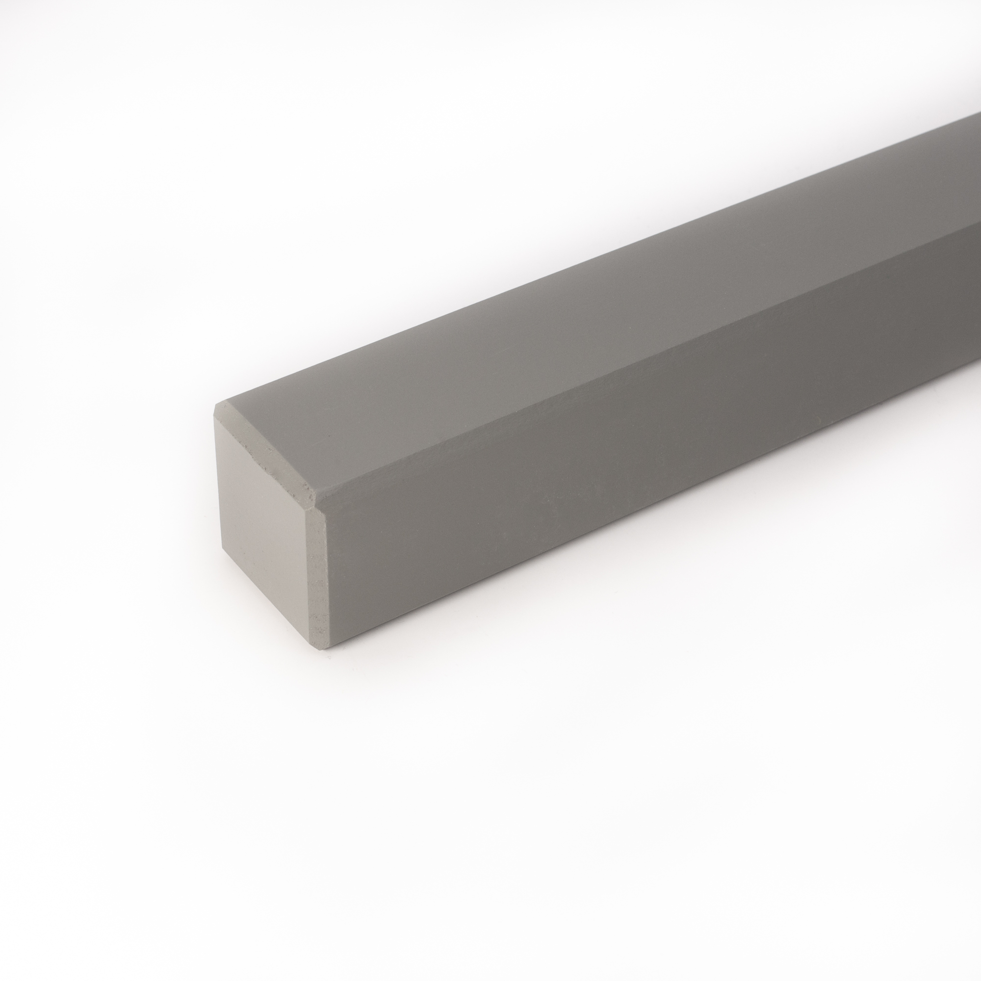 Vierkante houten leuning, grijs gelakt, uiteinde met rondlopende afschuining, close-up diagonaal, witte achtergrond