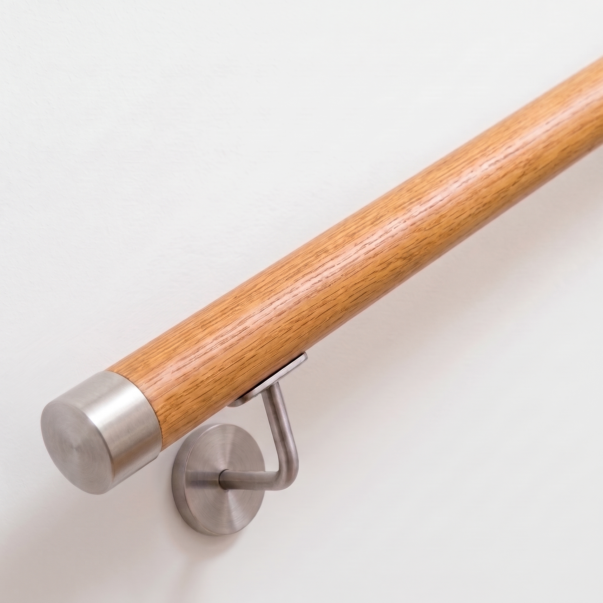 Ronde leuning van rood eikenhout met roestvrijstalen onderdelen, Ø 42 mm | trap, balustrade, wand | op maat