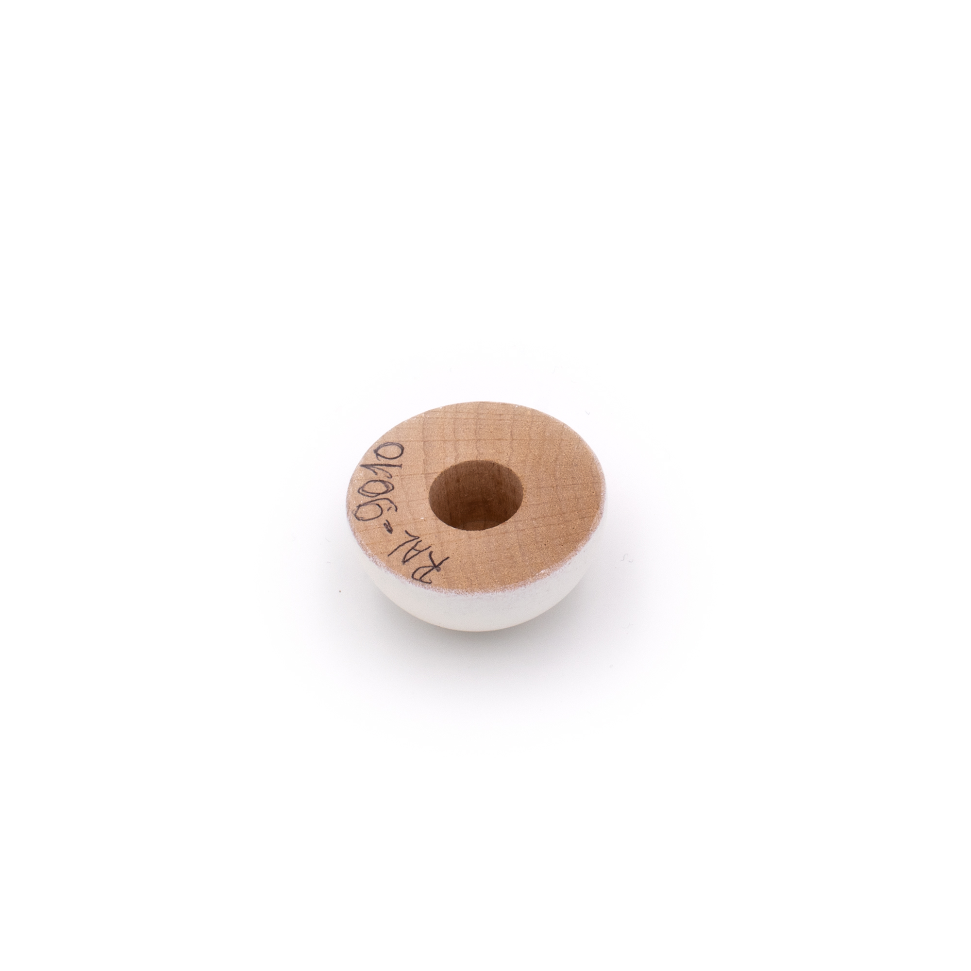 Eindkap van beukenhout, wit gelakt RAL 9010, achterkant met boring voor houten leuning Ø 40 tot 50 mm, vrijstaand