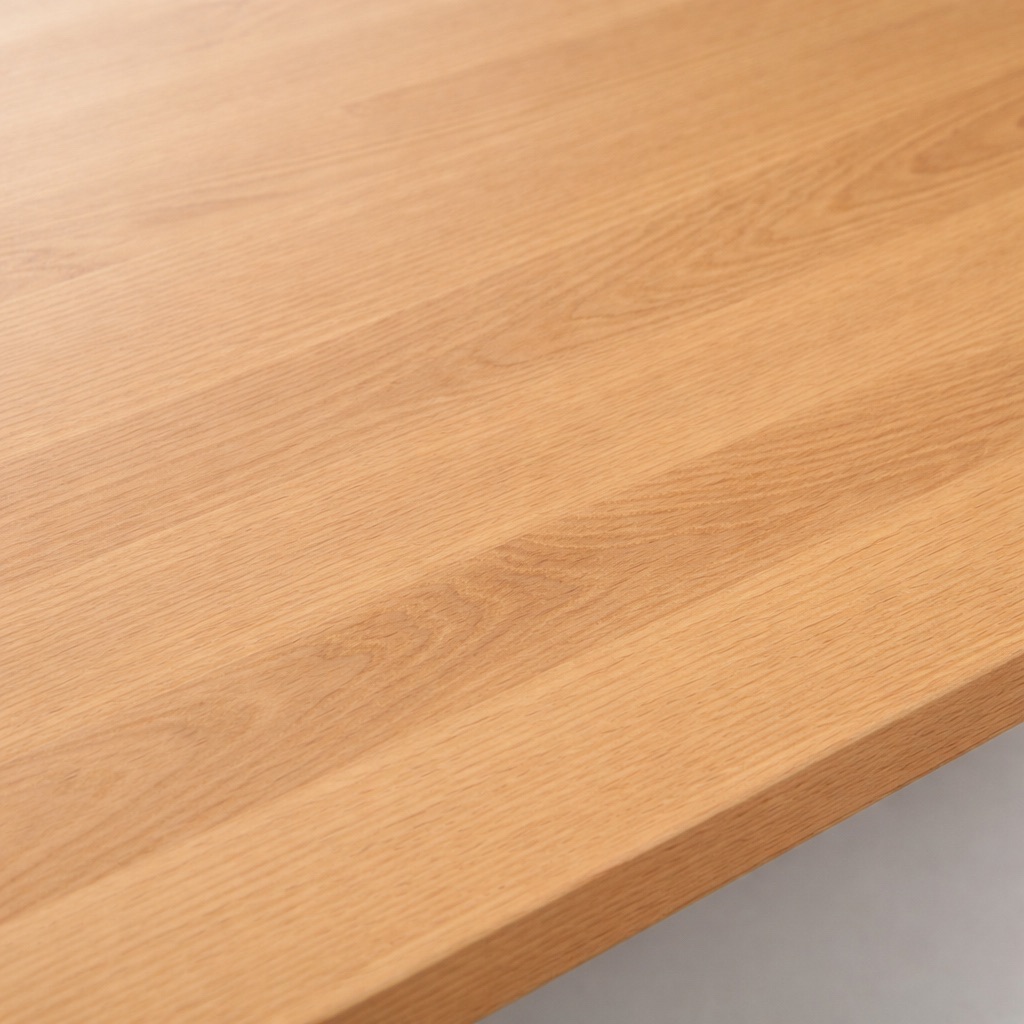 Melamine vensterbank met houtlook (eiken), close-up van het houtdecor en de voorkant