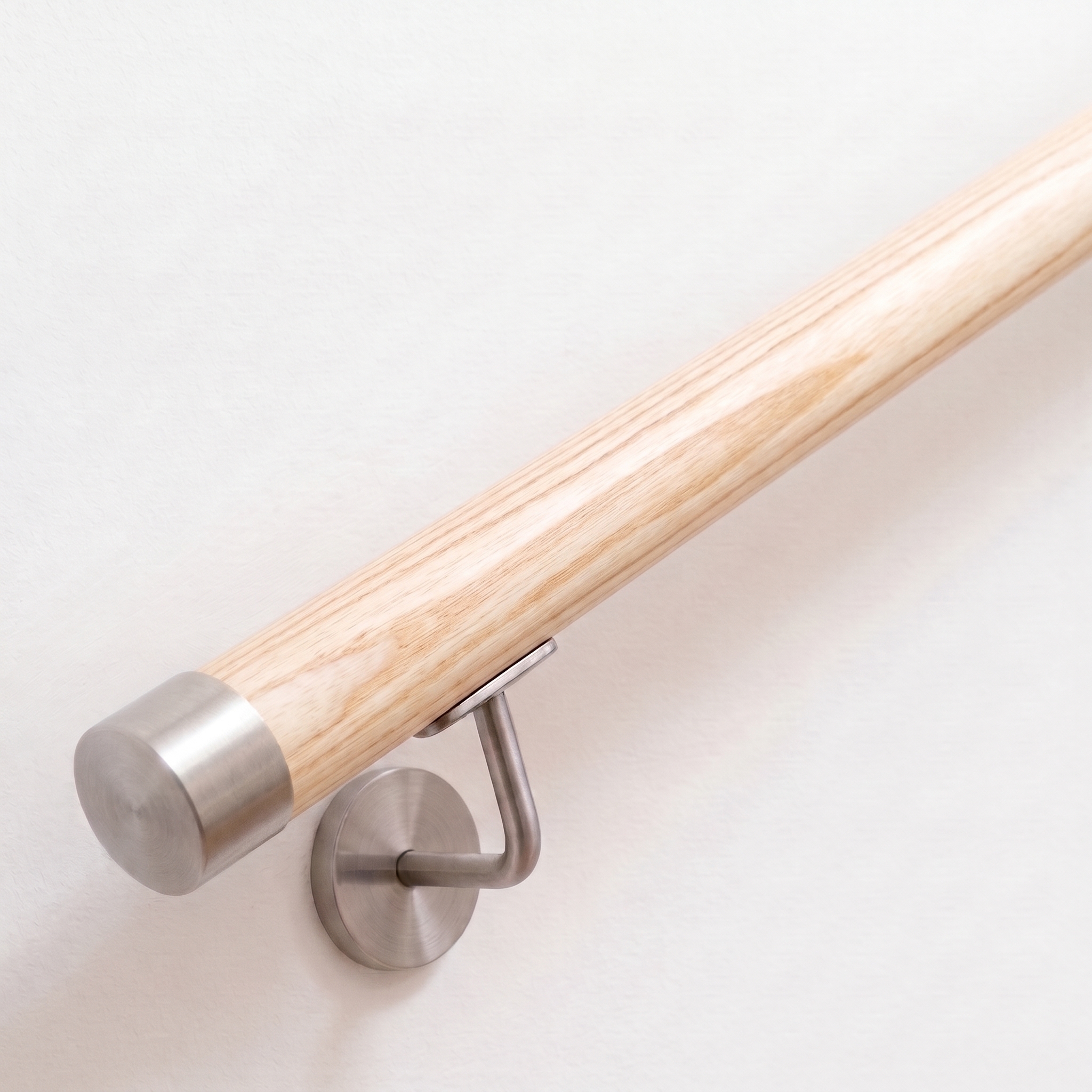 Ronde leuning van essenhout met roestvrijstalen onderdelen, Ø 42 mm | trap, balustrade, wand | op maat
