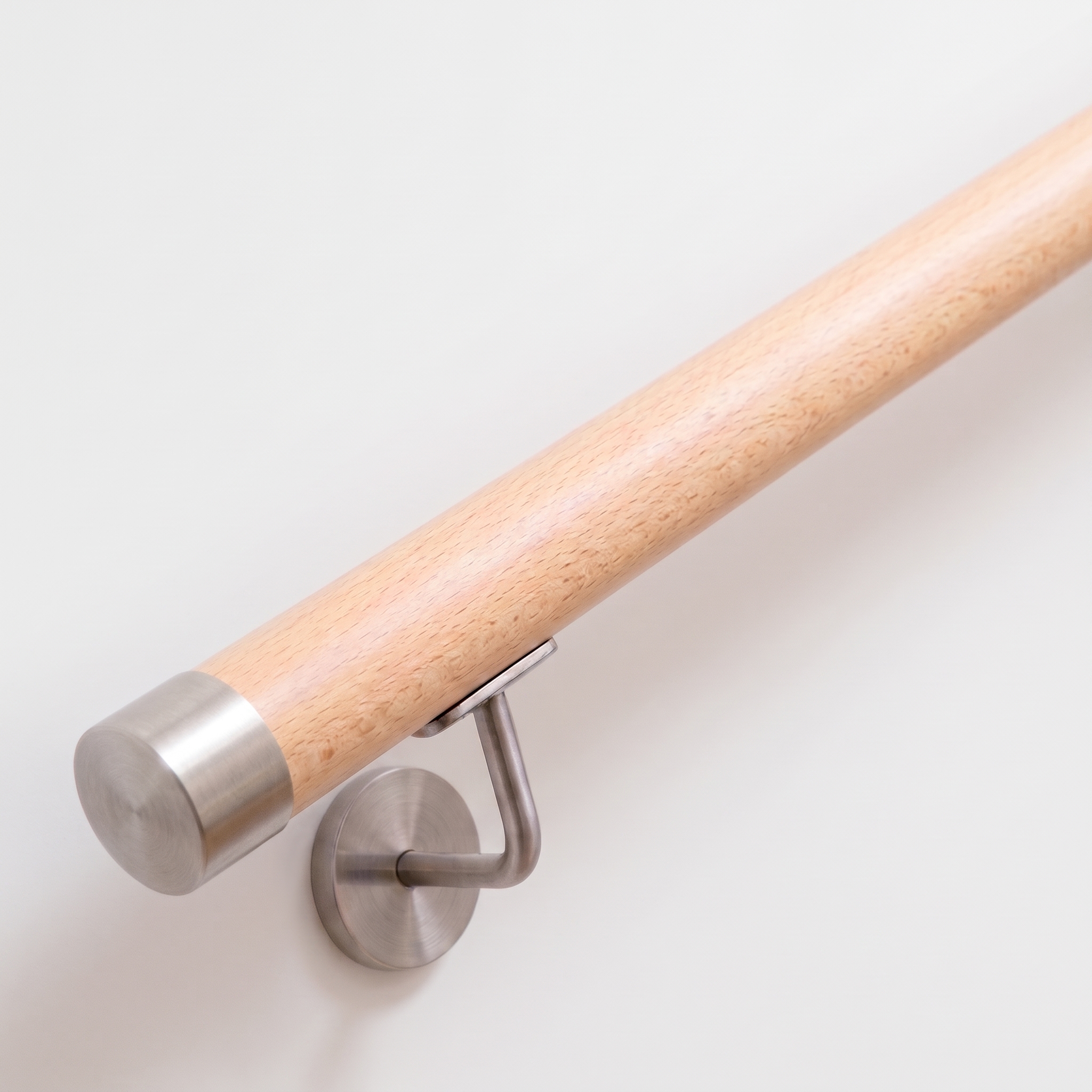 Ronde leuning van beukenhout met roestvrijstalen onderdelen, Ø 42 mm | trap, balustrade, wand | op maat