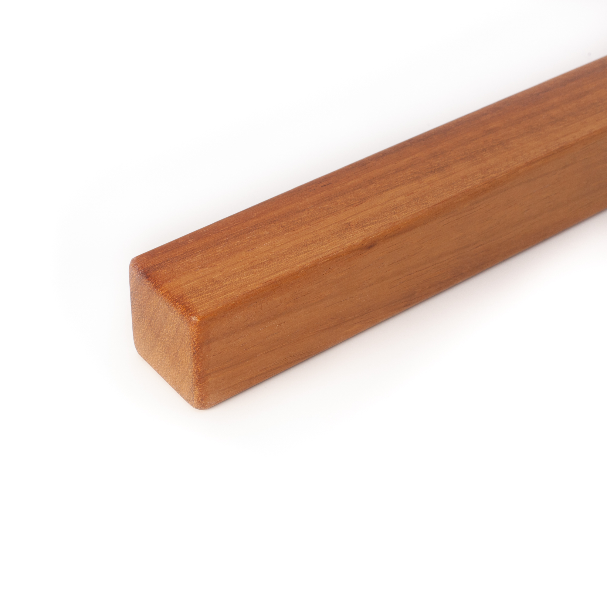 Vierkante leuning van iroko, close-up van het leuningeinde met radius en afgeronde randen, iroko voor witte achtergrond