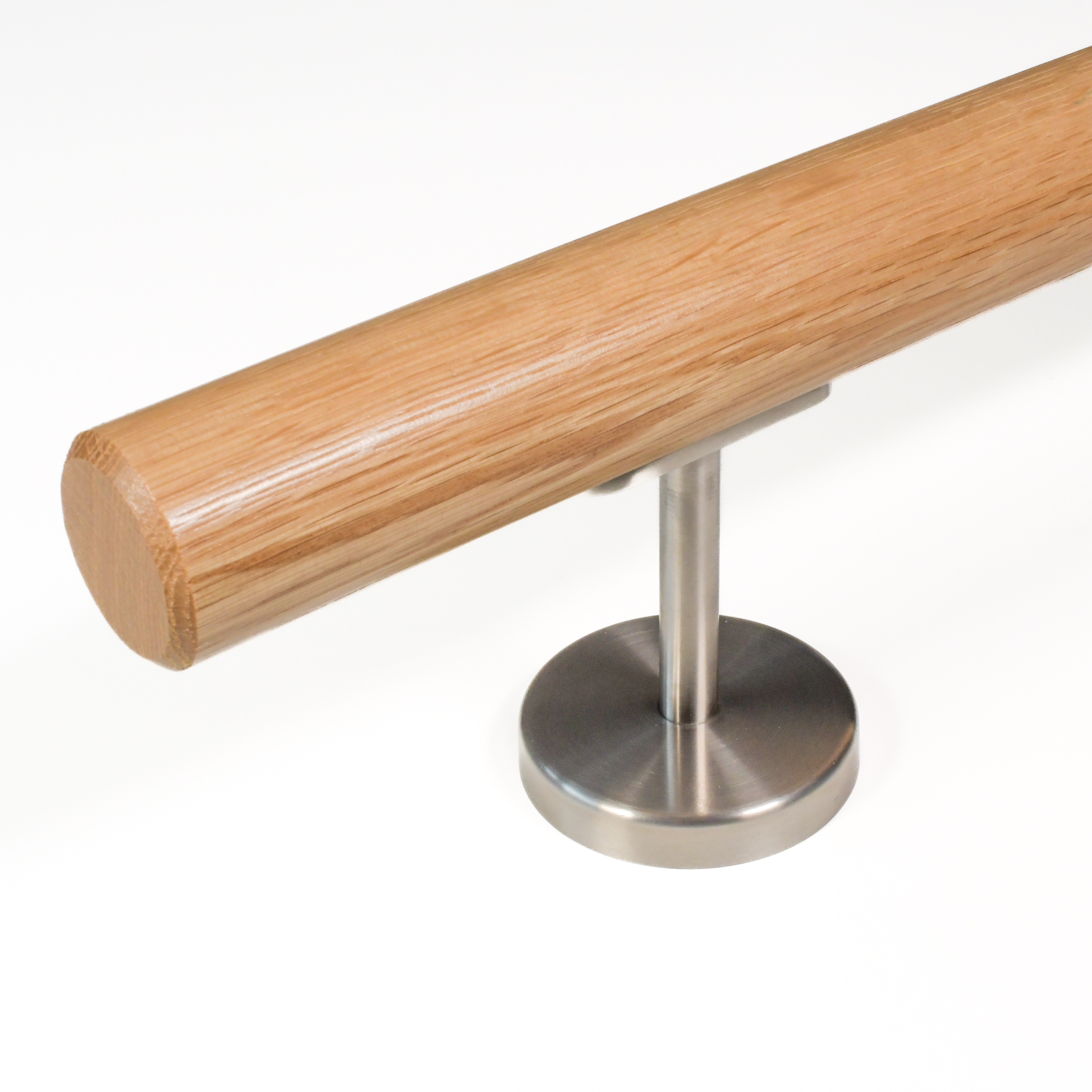 Leuninghouder model 06 kort roestvrij staal met ronde houten leuning op gewelfde plaat, vrijstaand voor witte achtergrond
