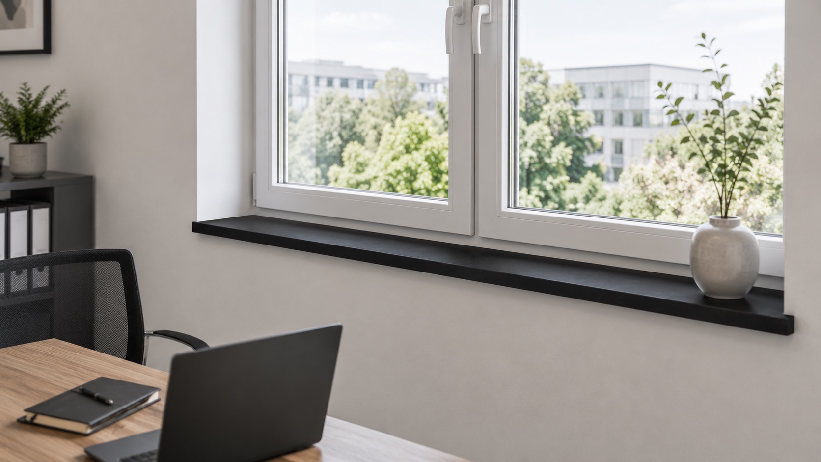 Melamine vensterbank, antraciet, onder wit raam in kantoor met bureau, laptop en potplant op de vensterbank