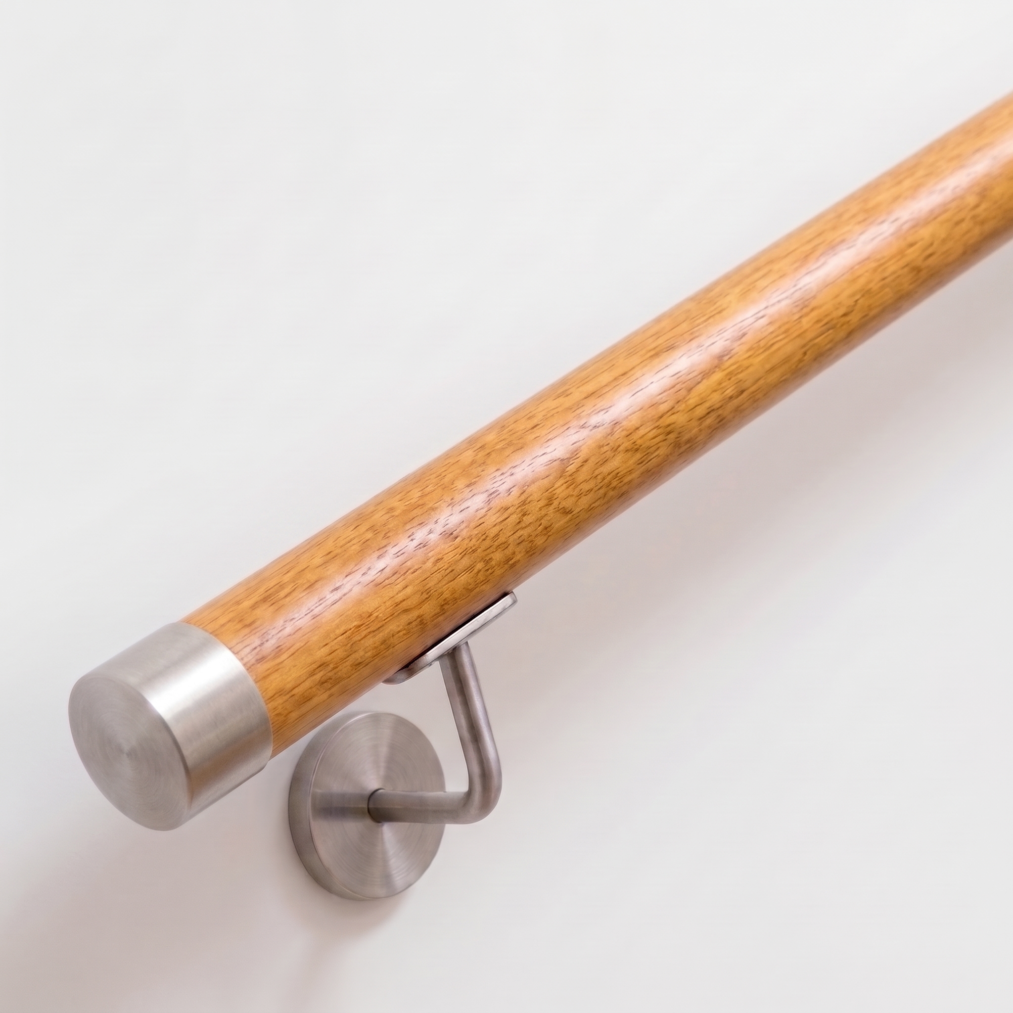 Ronde leuning van iroko met roestvrijstalen onderdelen, Ø 42 mm | trap, balustrade, wand | op maat