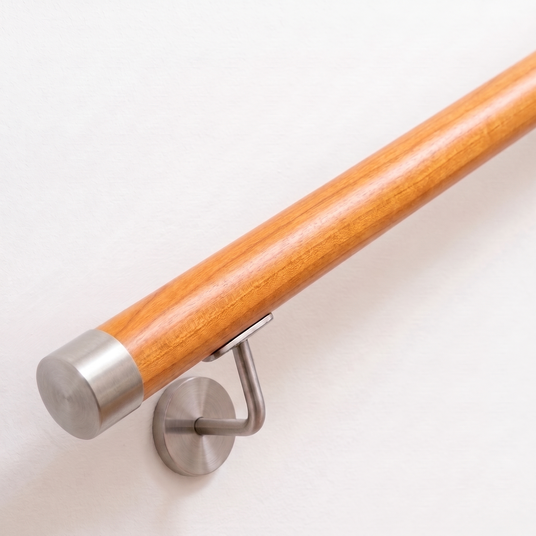 Ronde leuning van kersenhout met roestvrijstalen onderdelen, Ø 42 mm | trap, balustrade, wand | op maat