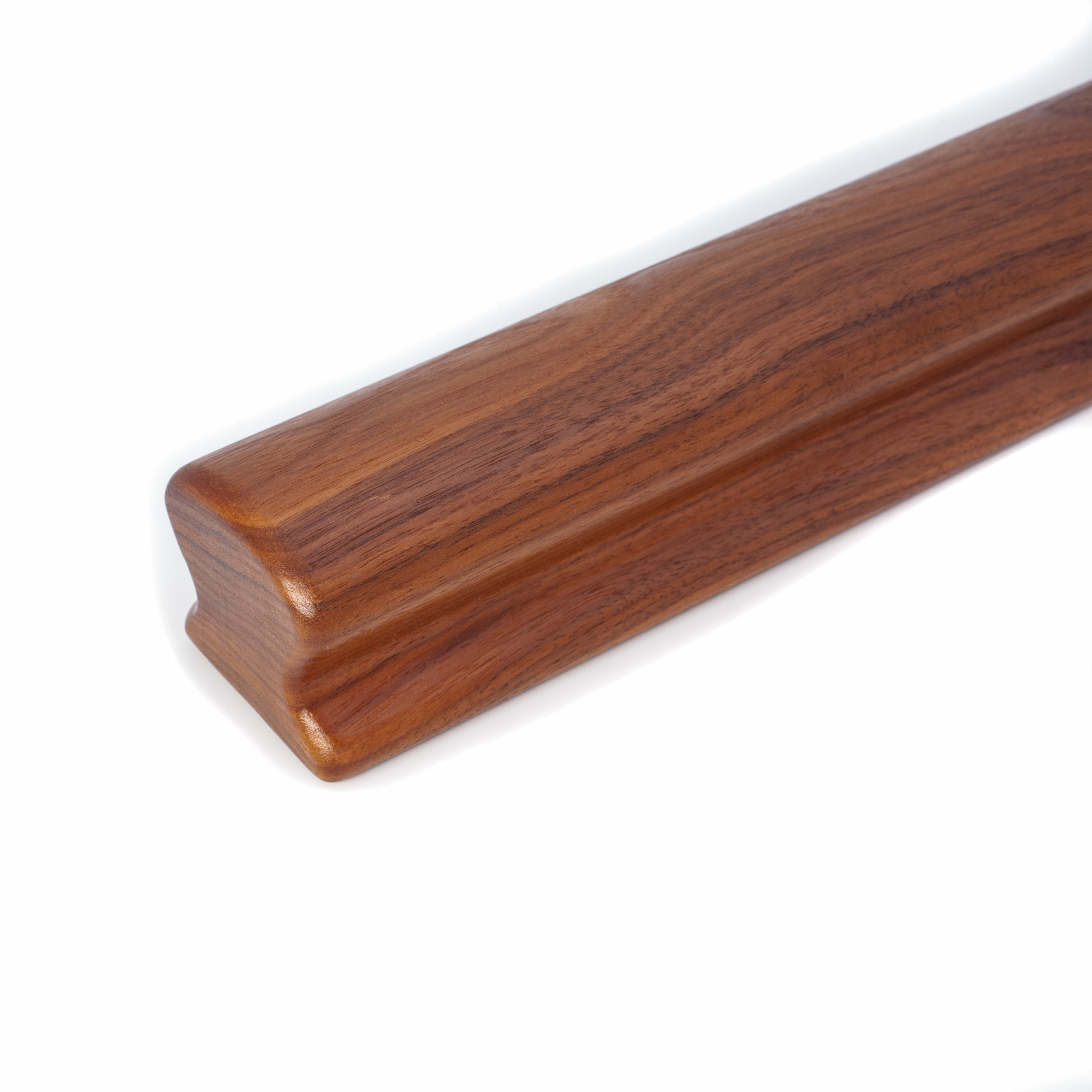 Omega-leuning van notenhout, close-up van het uiteinde met radius als afsluiting, roodbruine nerf voor witte achtergrond