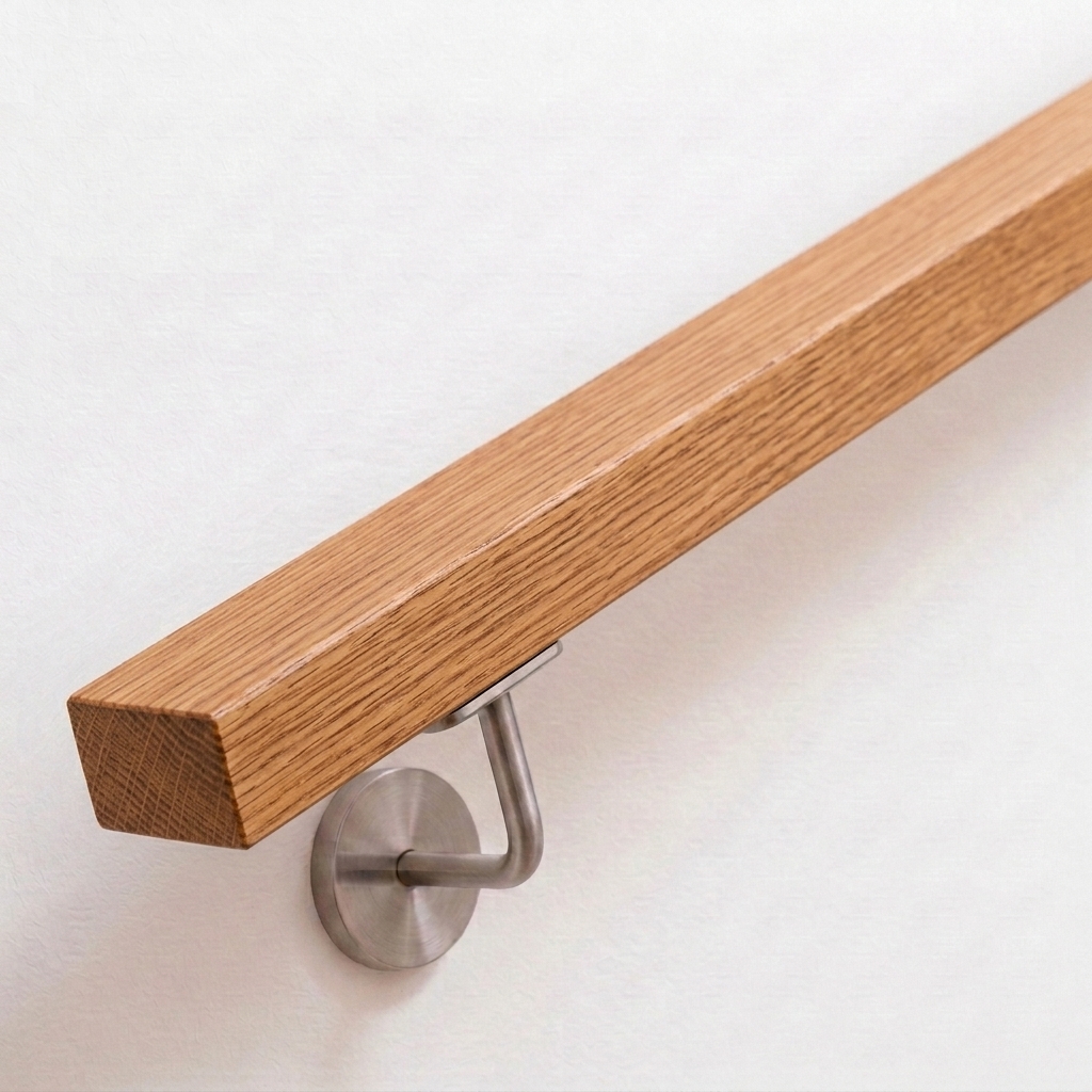 Leuning van rood eikenhout, rechthoekig, aan witte wand met roestvrijstalen wandhouder, warme eikennerf, recht uiteinde