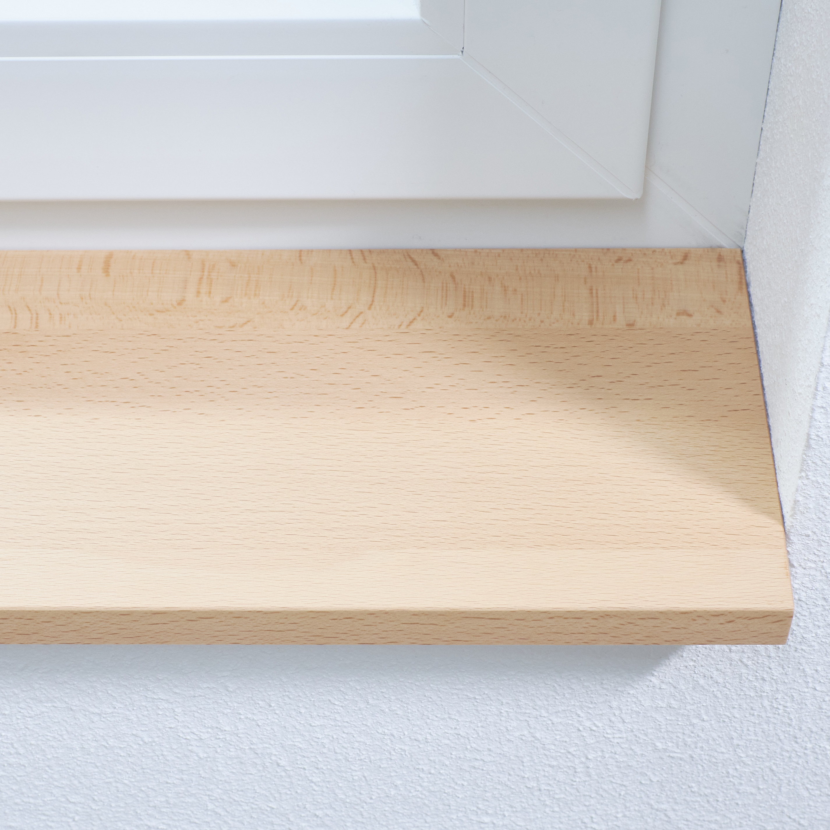 Vensterbank van beukenhout, naturel, close-up van de voorkant met lichte beukennerf bij de overgang naar de witte dagkant