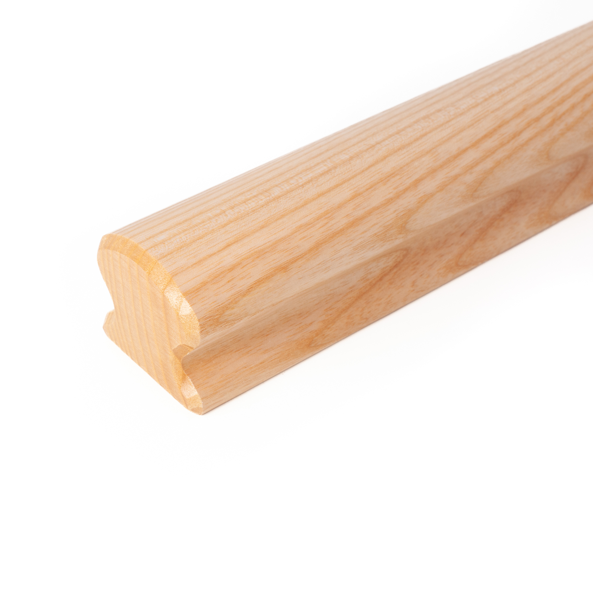 Omega-leuning van essenhout, close-up van het leuningeinde met afschuining, omegaprofiel in naturel essen voor wit