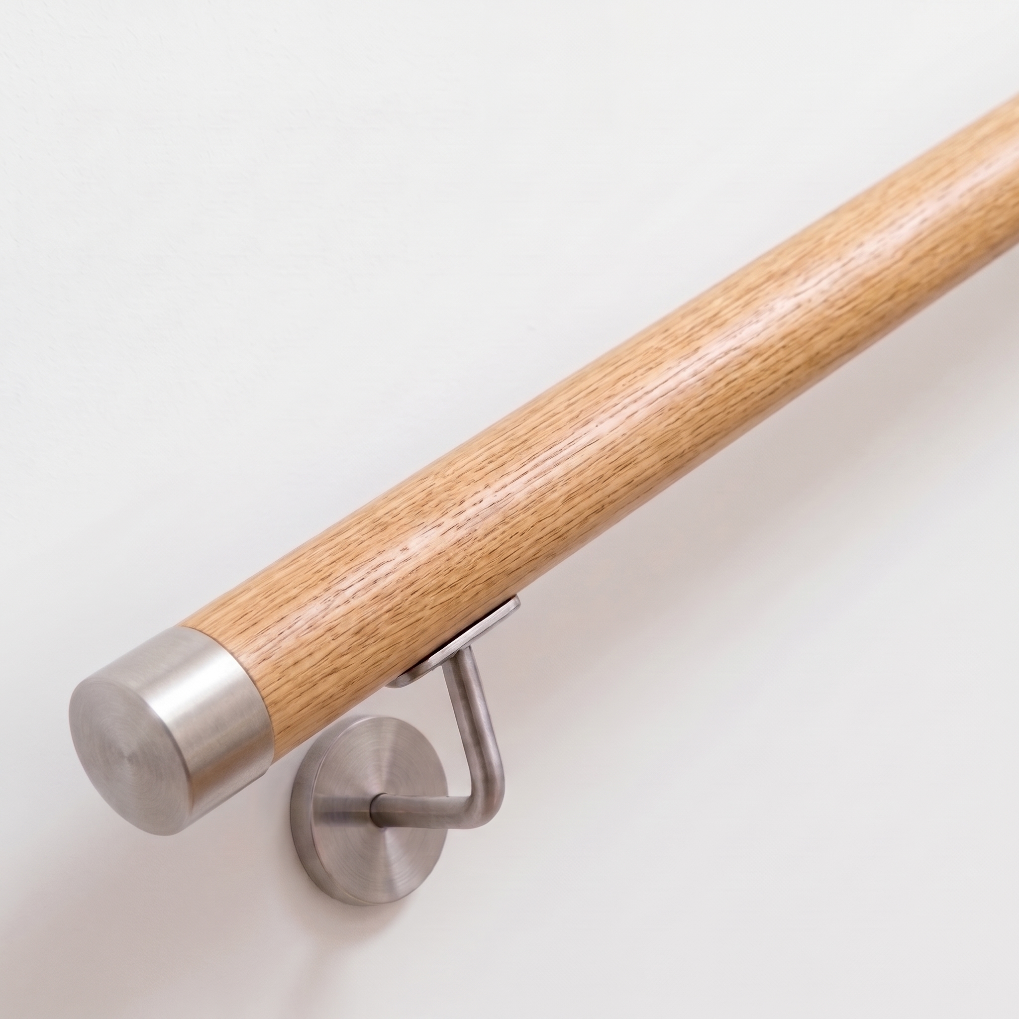 Ronde leuning van eikenhout met roestvrijstalen onderdelen, Ø 42 mm | trap, balustrade, wand | op maat